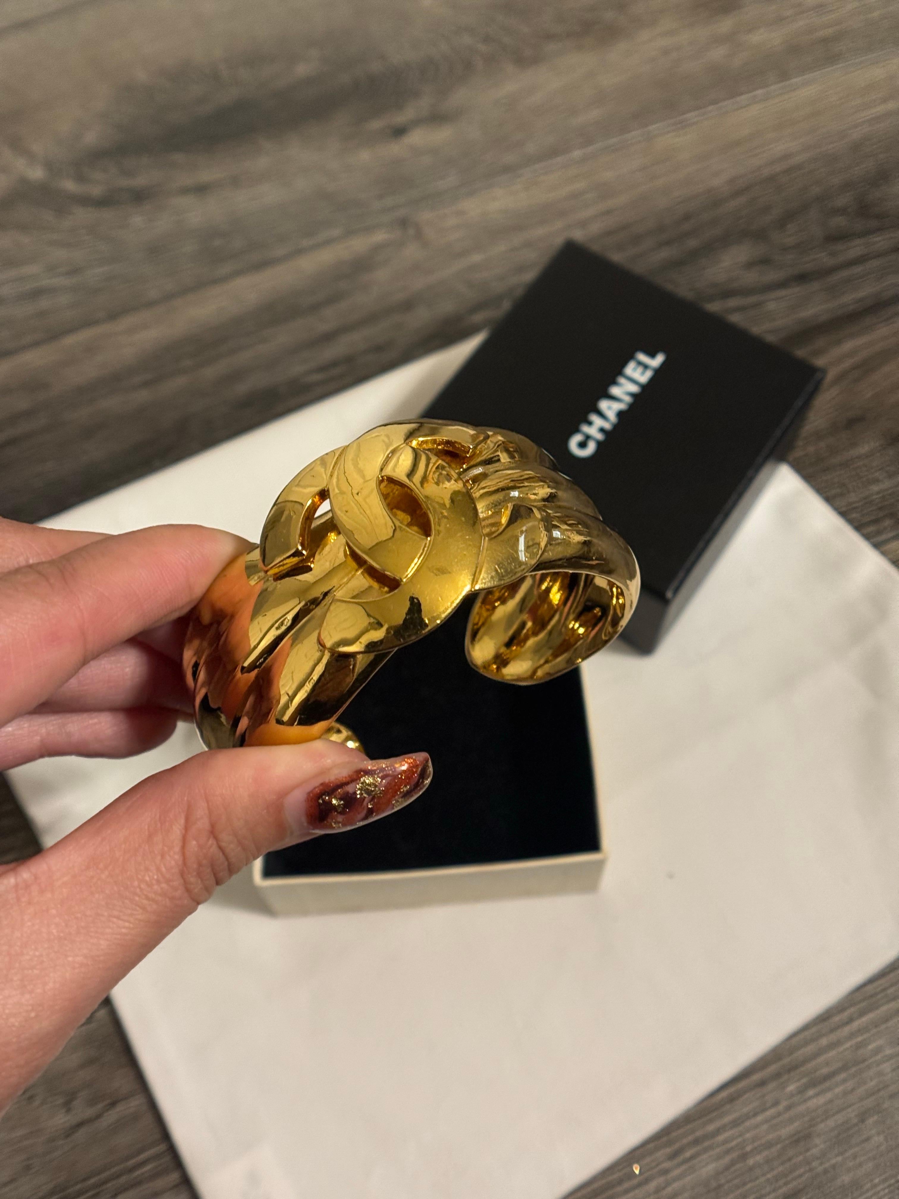 CHANEL Vintage Gold CC Statement Manschettenarmband, 1997 im Angebot 8