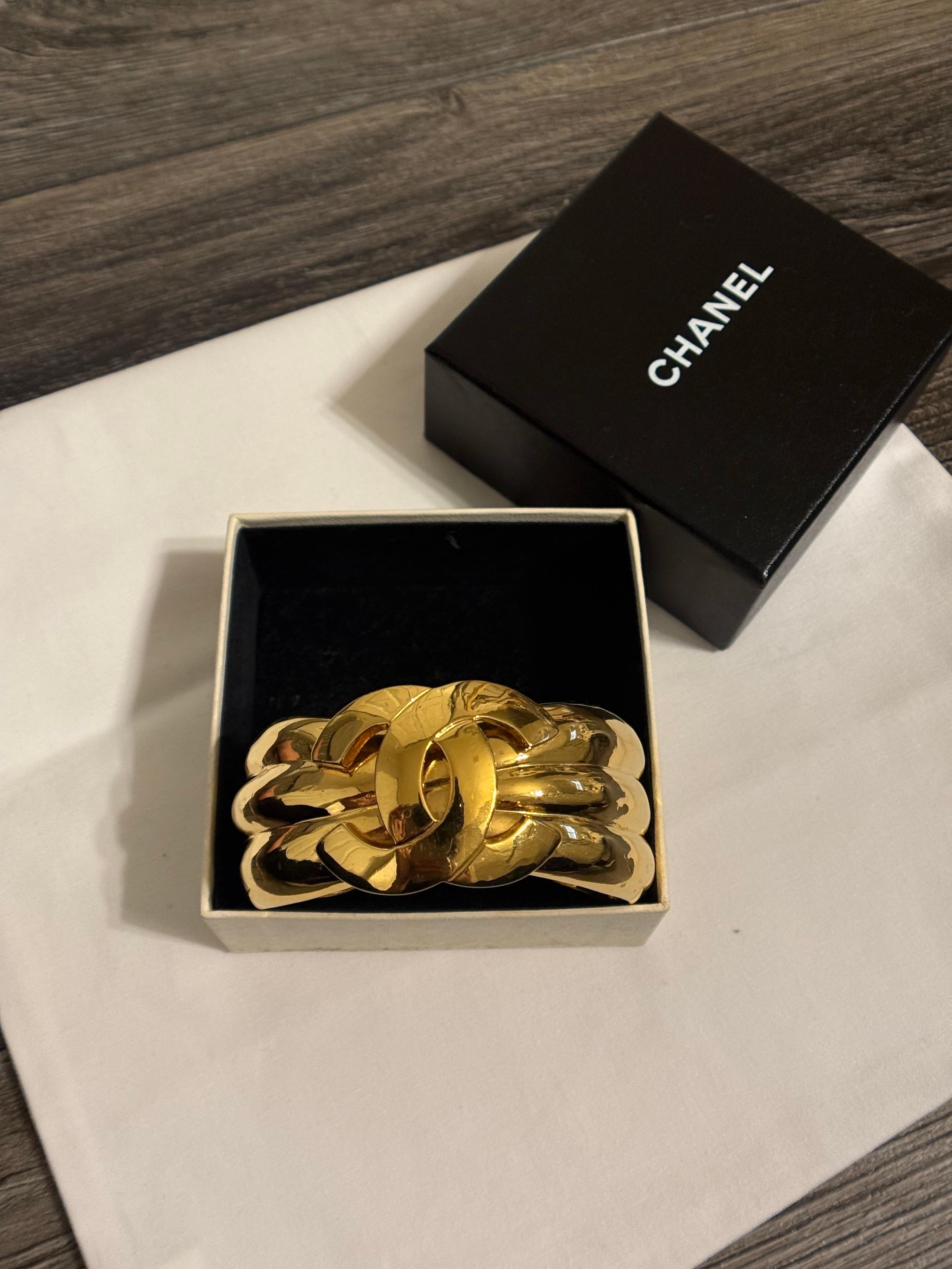 DETAILS:
Markenzeichen: CHANEL
Hergestellt in Frankreich
Collection'S 1997
Das Armband ist in gutem Zustand zeigt minimale Abnutzung
Kommt mit Box

WICHTIGE INFORMATIONEN:
Dieser Artikel ist ein gebrauchtes Vintage-Stück und kann altersgemäße