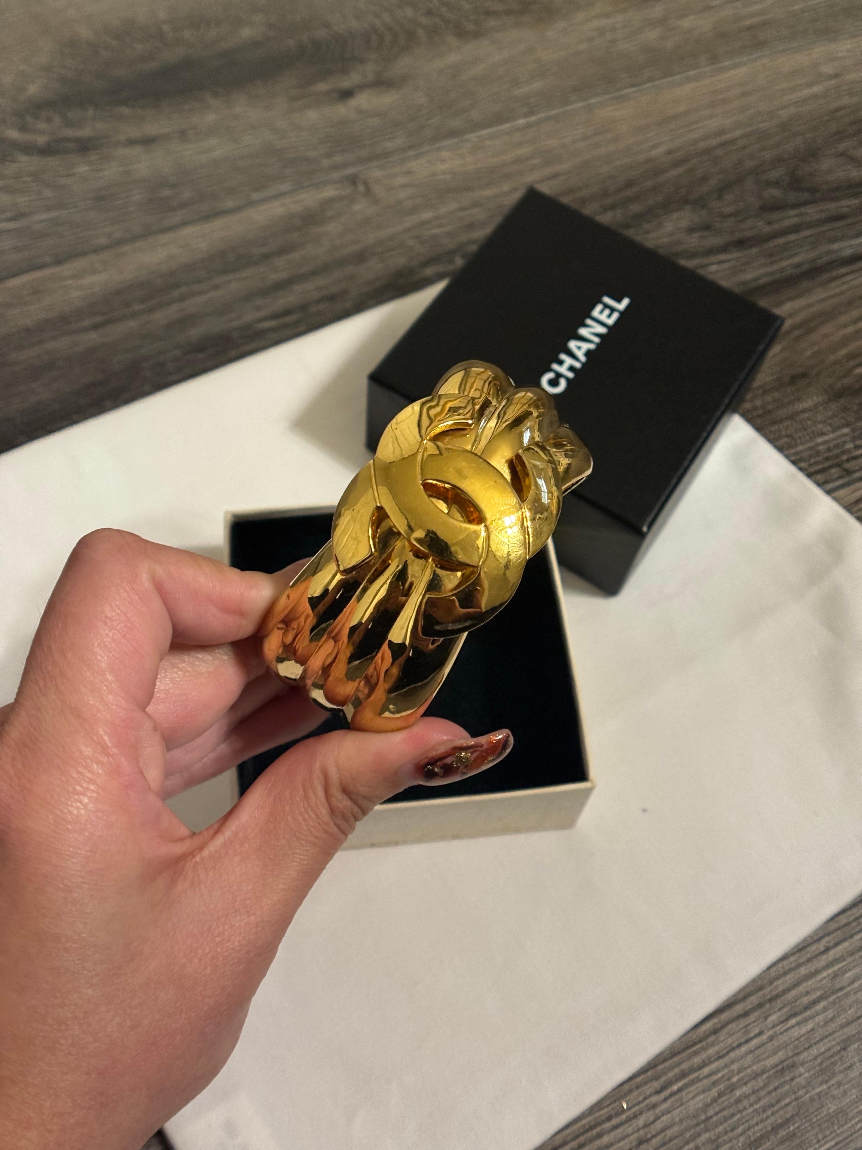 CHANEL Vintage Gold CC Statement Manschettenarmband, 1997 im Zustand „Gut“ im Angebot in Bellevue, WA