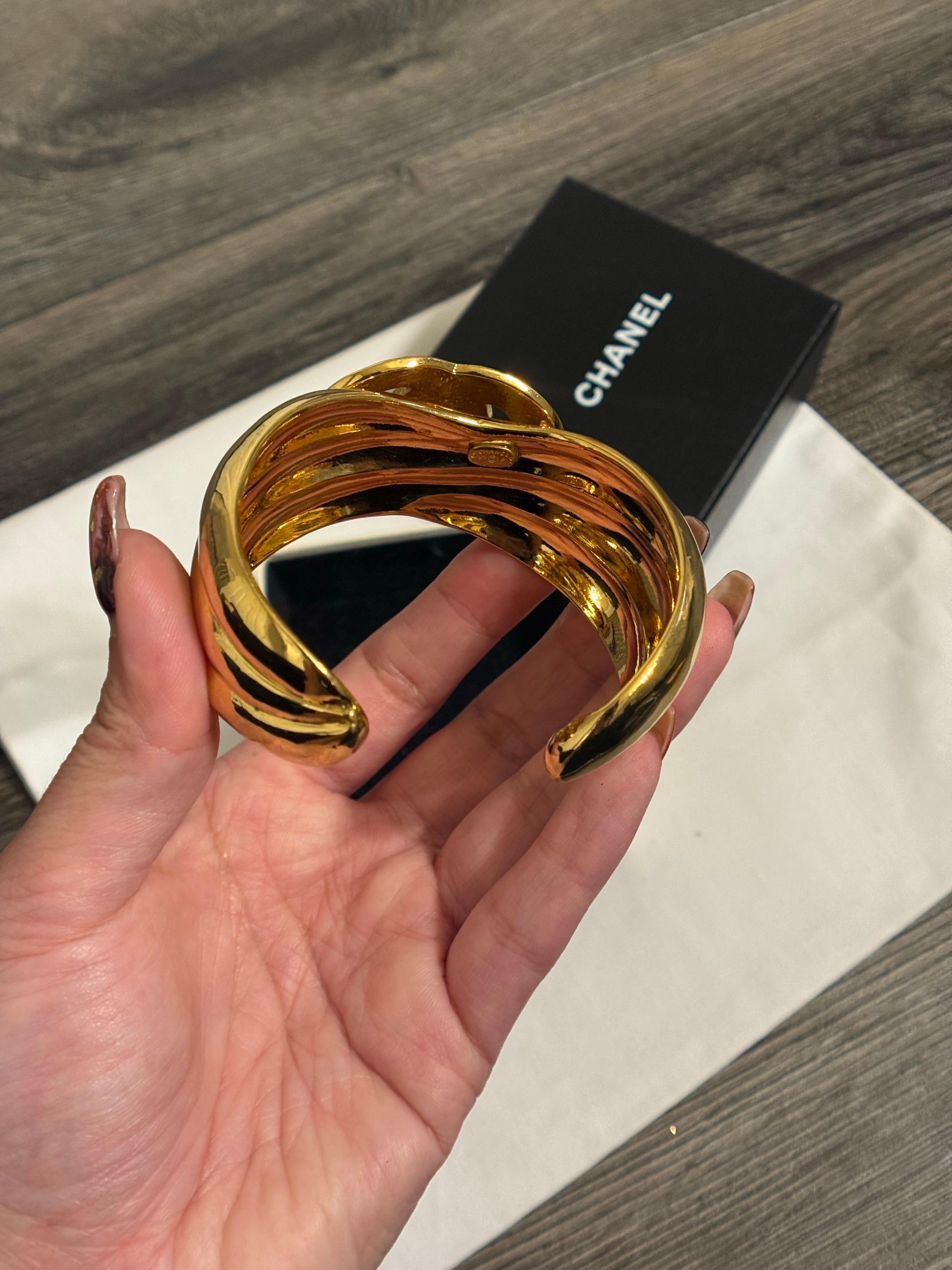 CHANEL Vintage Gold CC Statement Manschettenarmband, 1997 für Damen oder Herren im Angebot