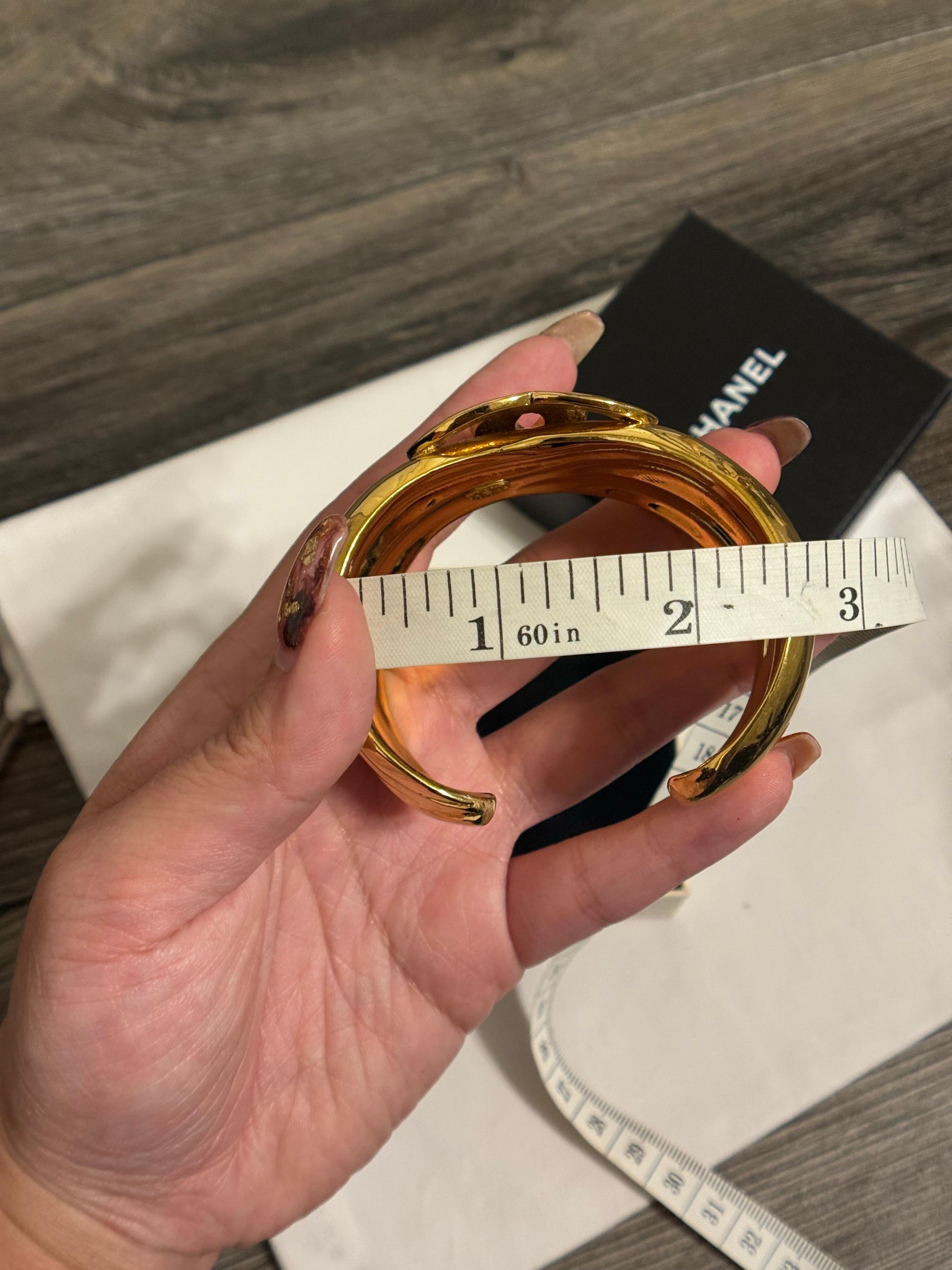 CHANEL Vintage Gold CC Statement Manschettenarmband, 1997 im Angebot 1