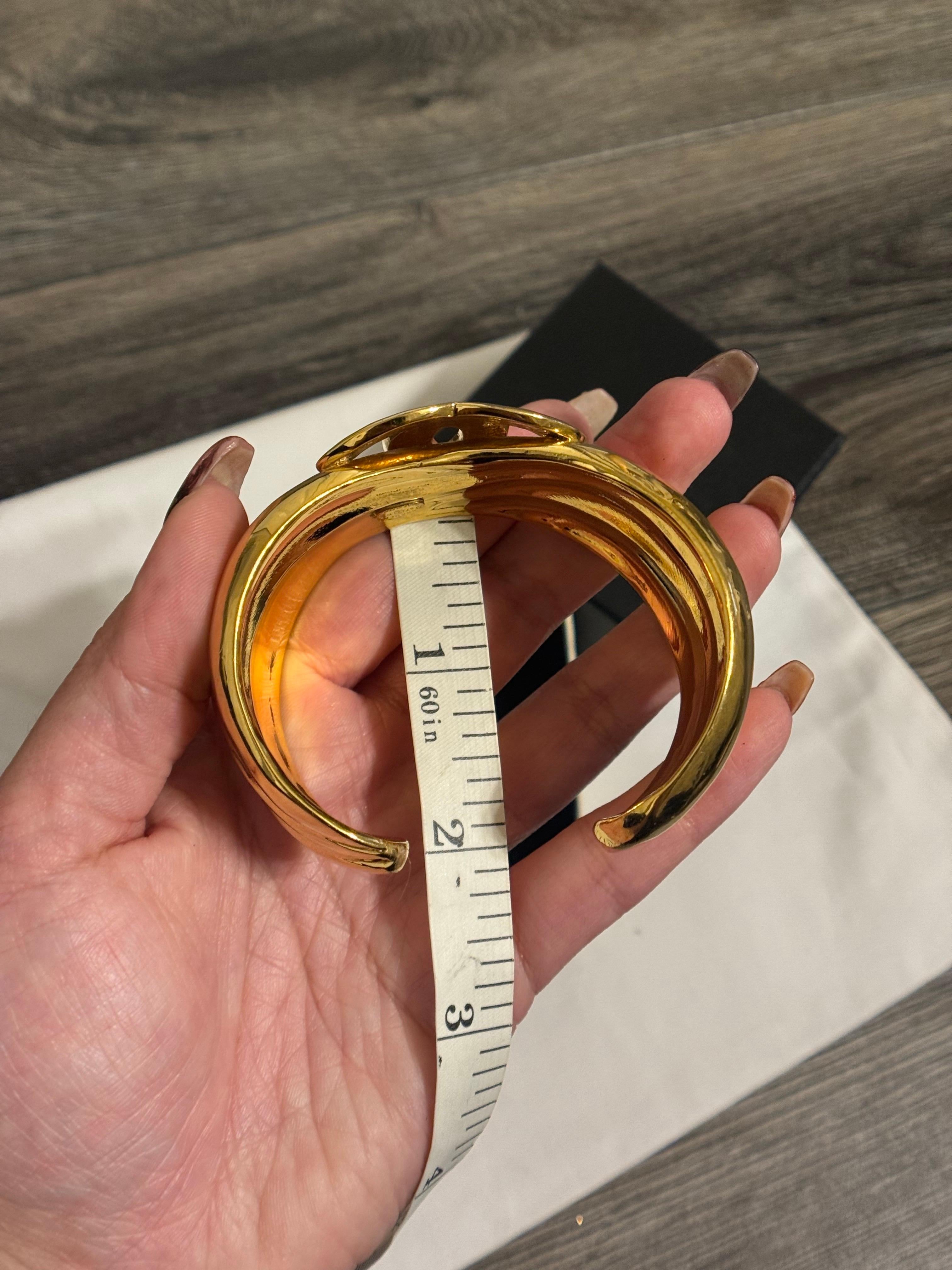 CHANEL Vintage Gold CC Statement Manschettenarmband, 1997 im Angebot 2