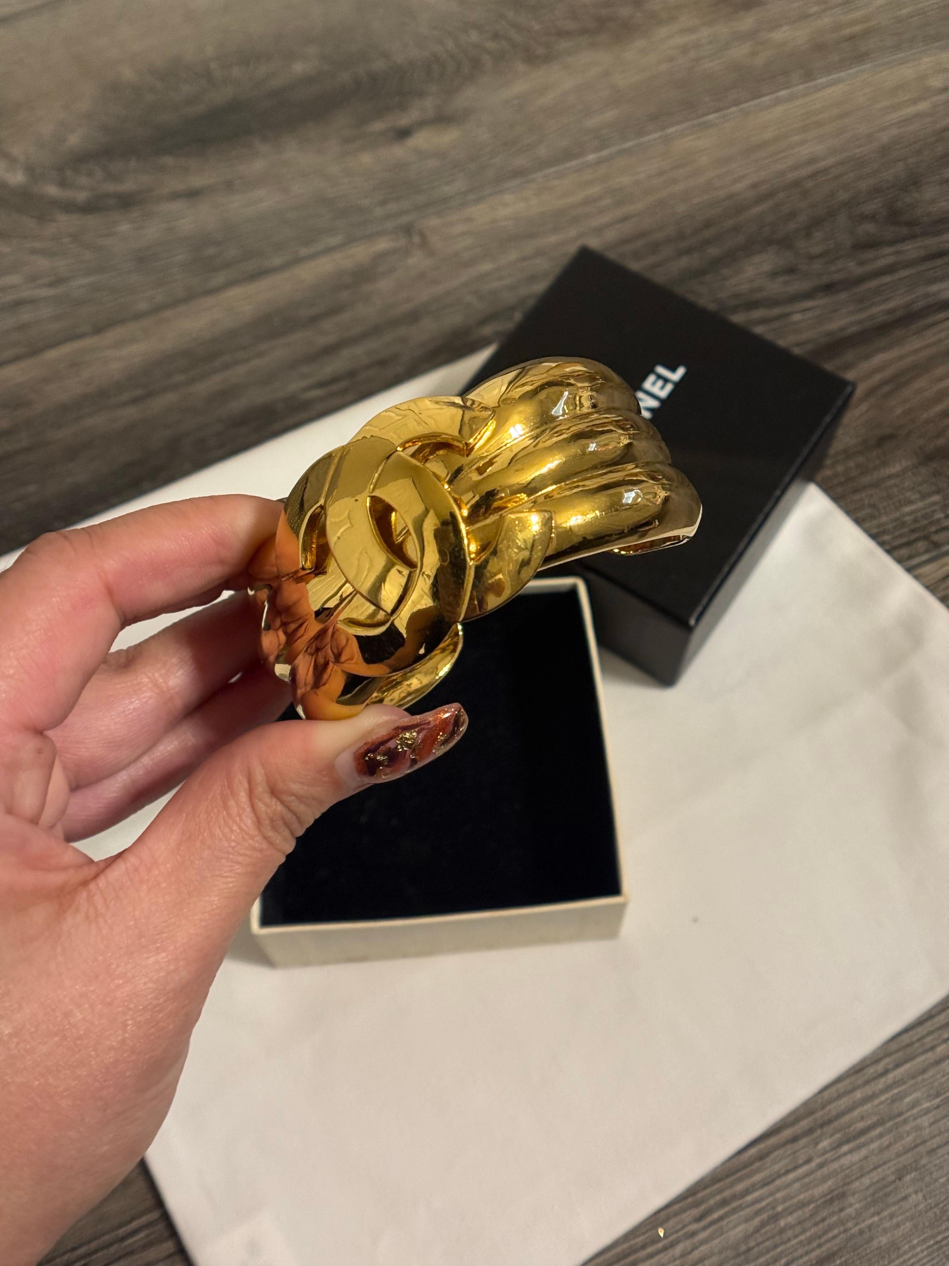 CHANEL Vintage Gold CC Statement Manschettenarmband, 1997 im Angebot 3