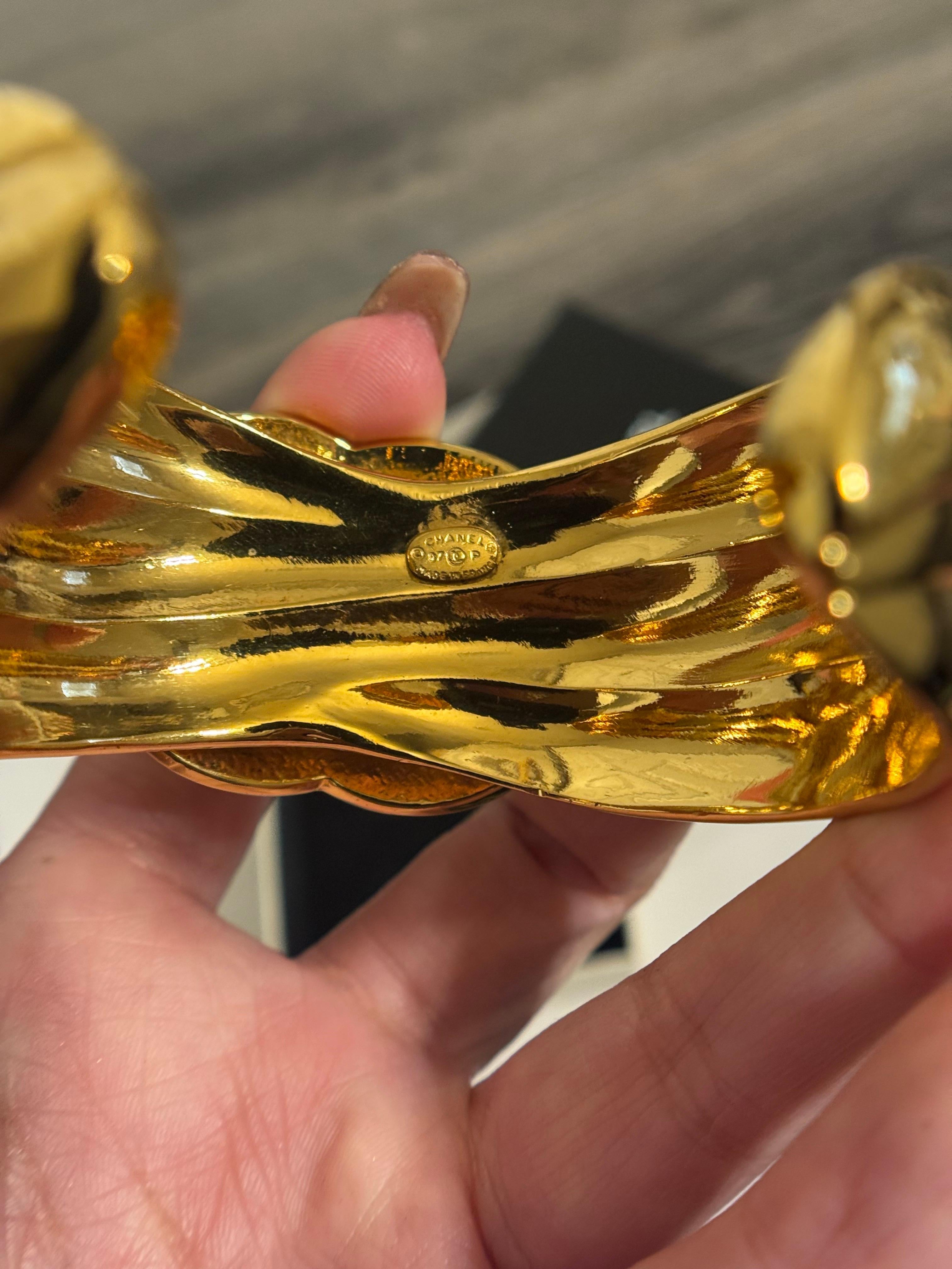 CHANEL Vintage Gold CC Statement Manschettenarmband, 1997 im Angebot 4