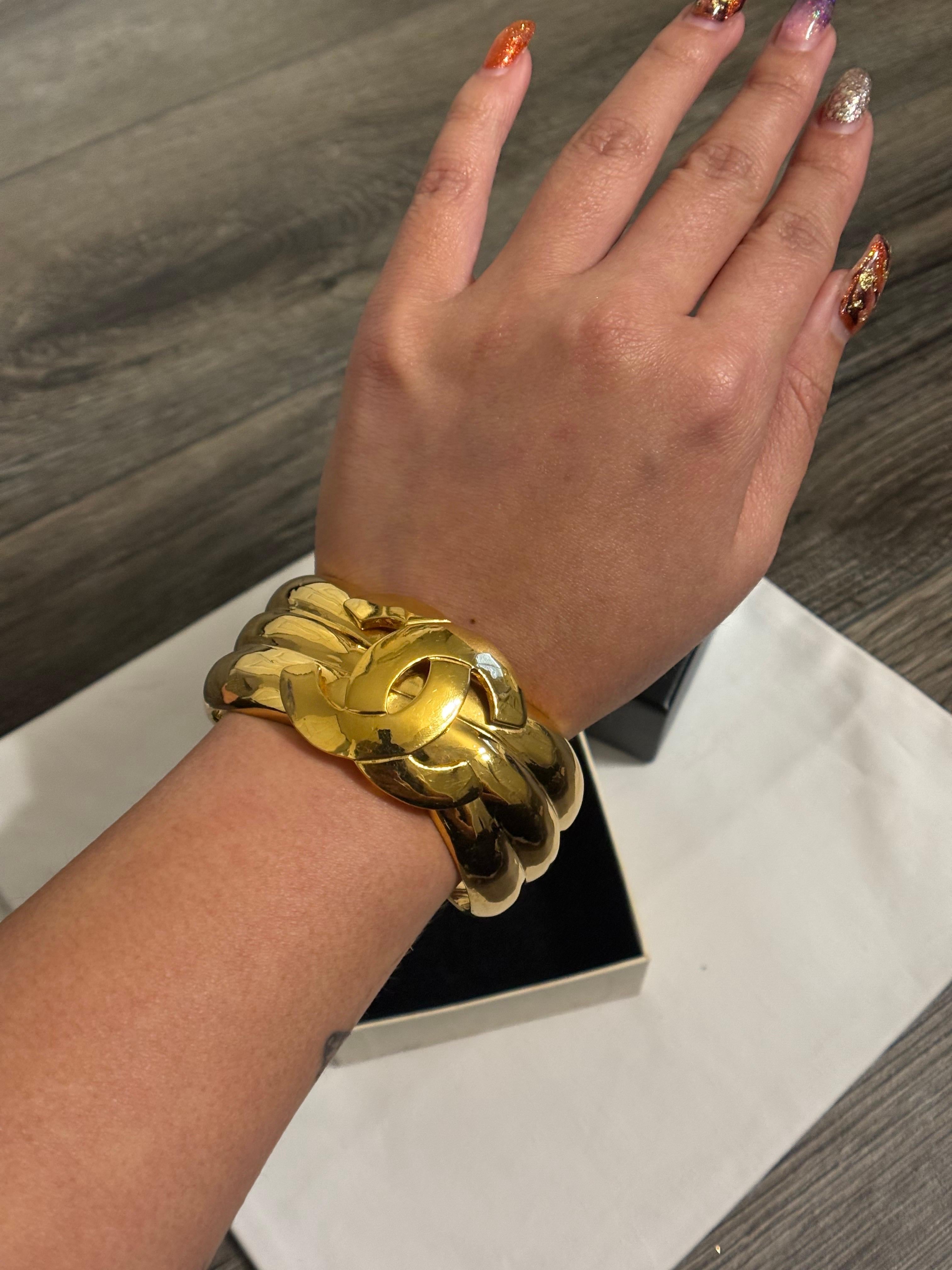 CHANEL Vintage Gold CC Statement Manschettenarmband, 1997 im Angebot 5