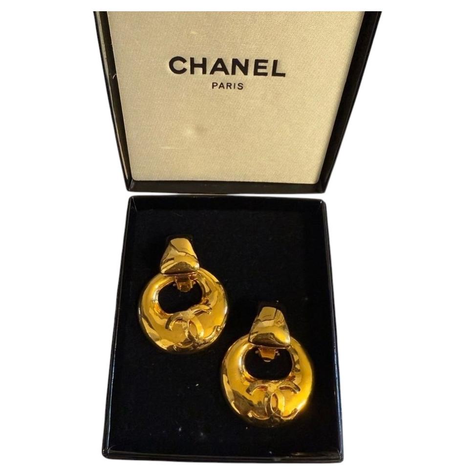 Chanel Vintage oro CC Orecchini a cerchio dichiarati a clip
