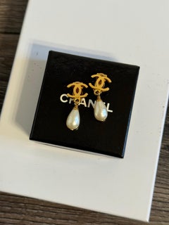 CHANEL Vintage Gold CC Teardrop Pearl Clip-on Dangle Earrings