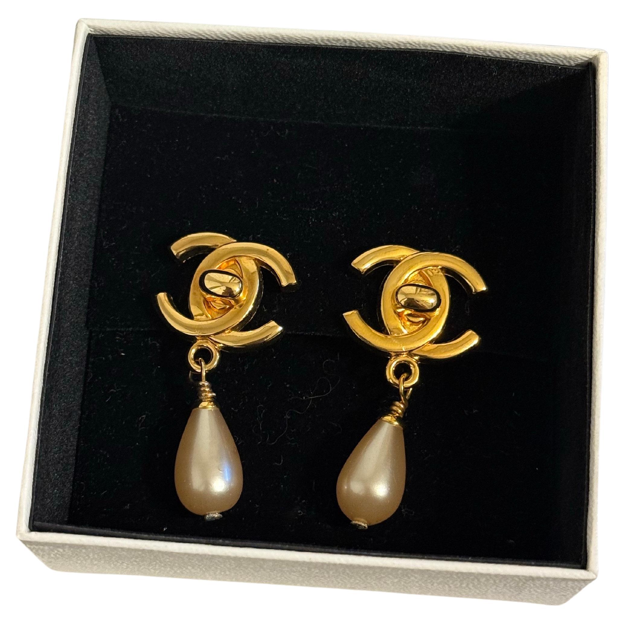 Orecchini a clip Chanel Vintage Gold CC Turn Lock Pearl Dangle