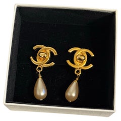 Orecchini a clip Chanel Vintage Gold CC Turn Lock Pearl Dangle
