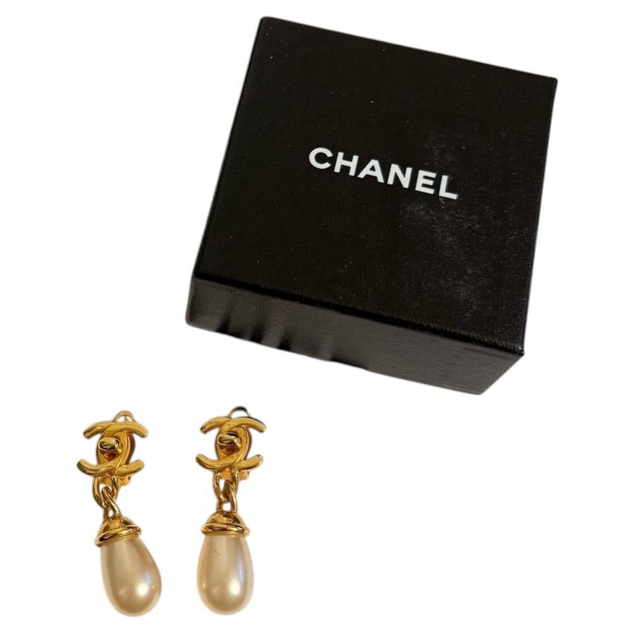 Chanel Vintage Oro CC Turnlock Faux Pearl Dangle Clip On Pendientes, 1997 en venta