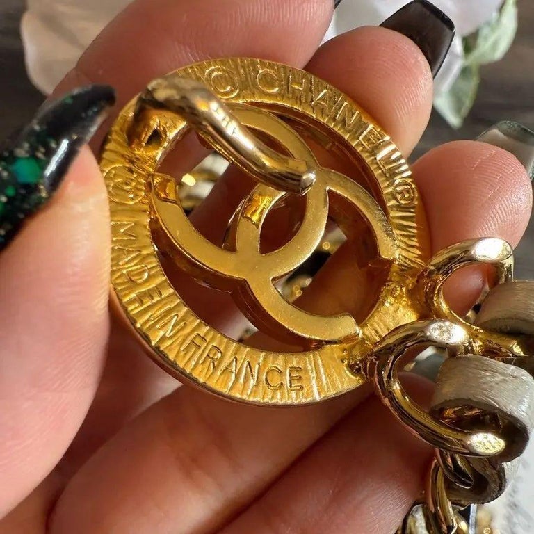 CHANEL Vintage Gold CC White Leather Chain Belt For Sale at  display picture 2