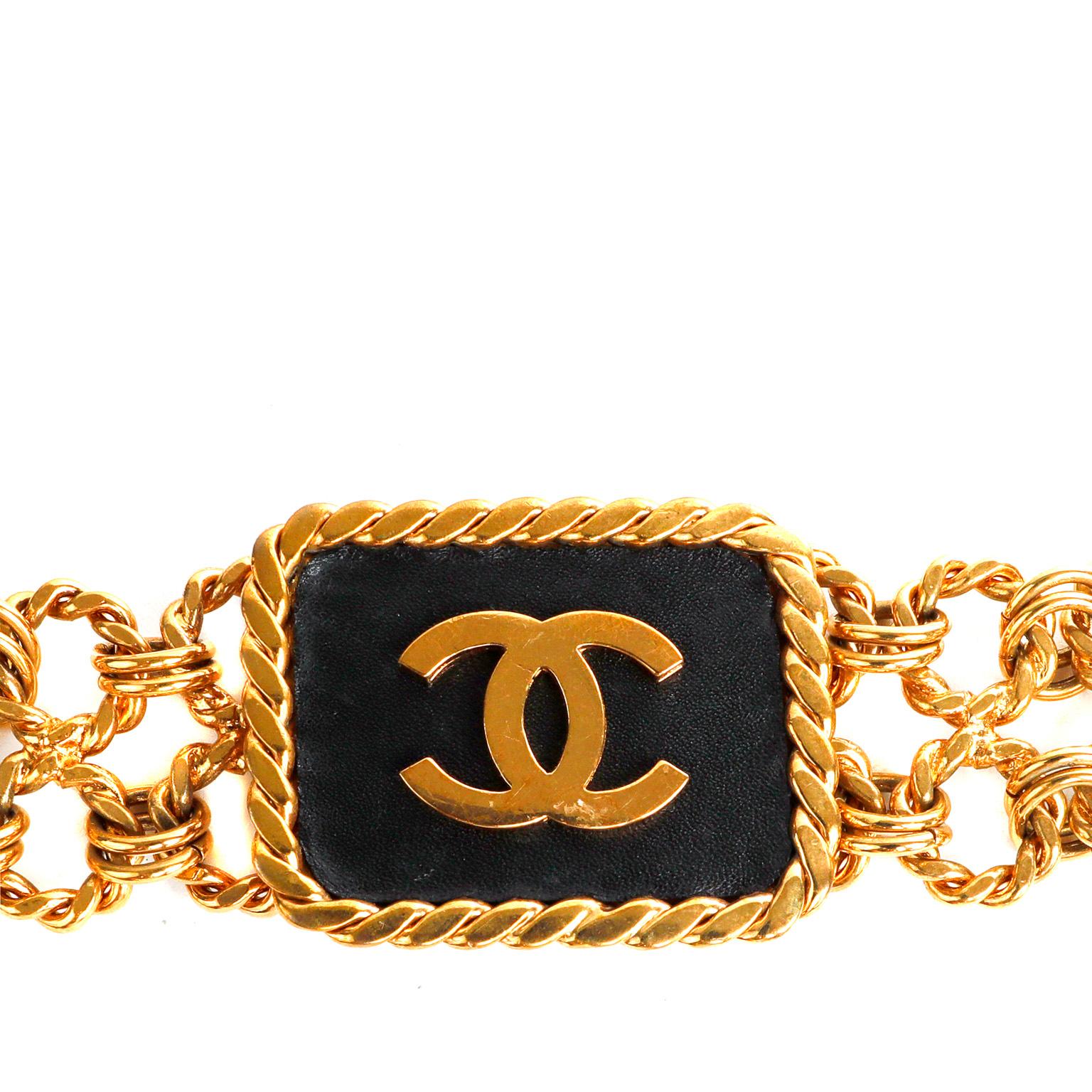Cette authentique ceinture Chanel en chaîne dorée avec boucle en cuir noir est en excellent état vintage de la fin des années 1980.  Une grande boucle en cuir noir avec CC d'emboîtement doré fixe une double couche de maillons plaqués or 24 carats. 