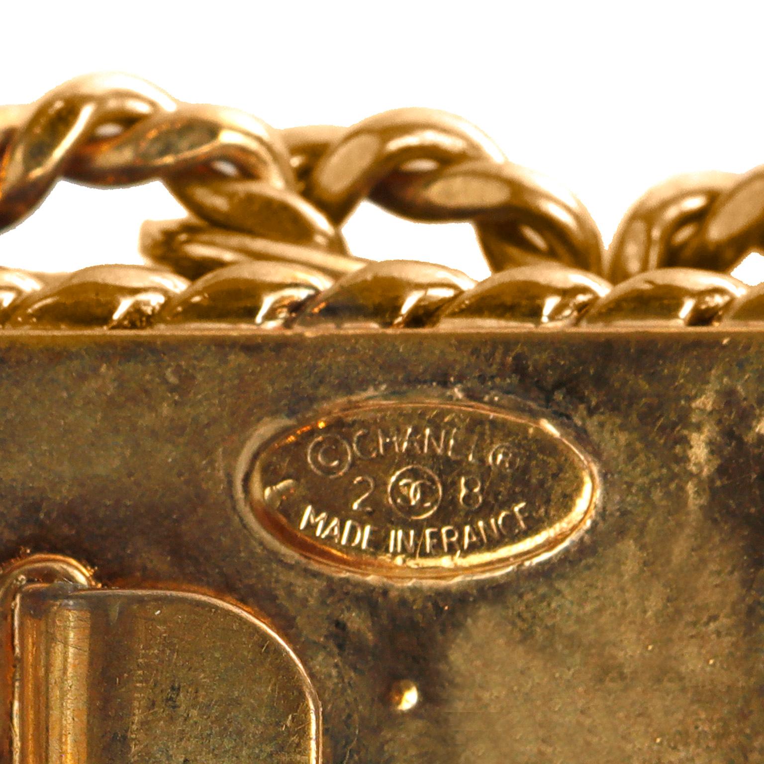 Beige Ceinture Chanel vintage en chaîne dorée avec boucle en cuir noir en vente