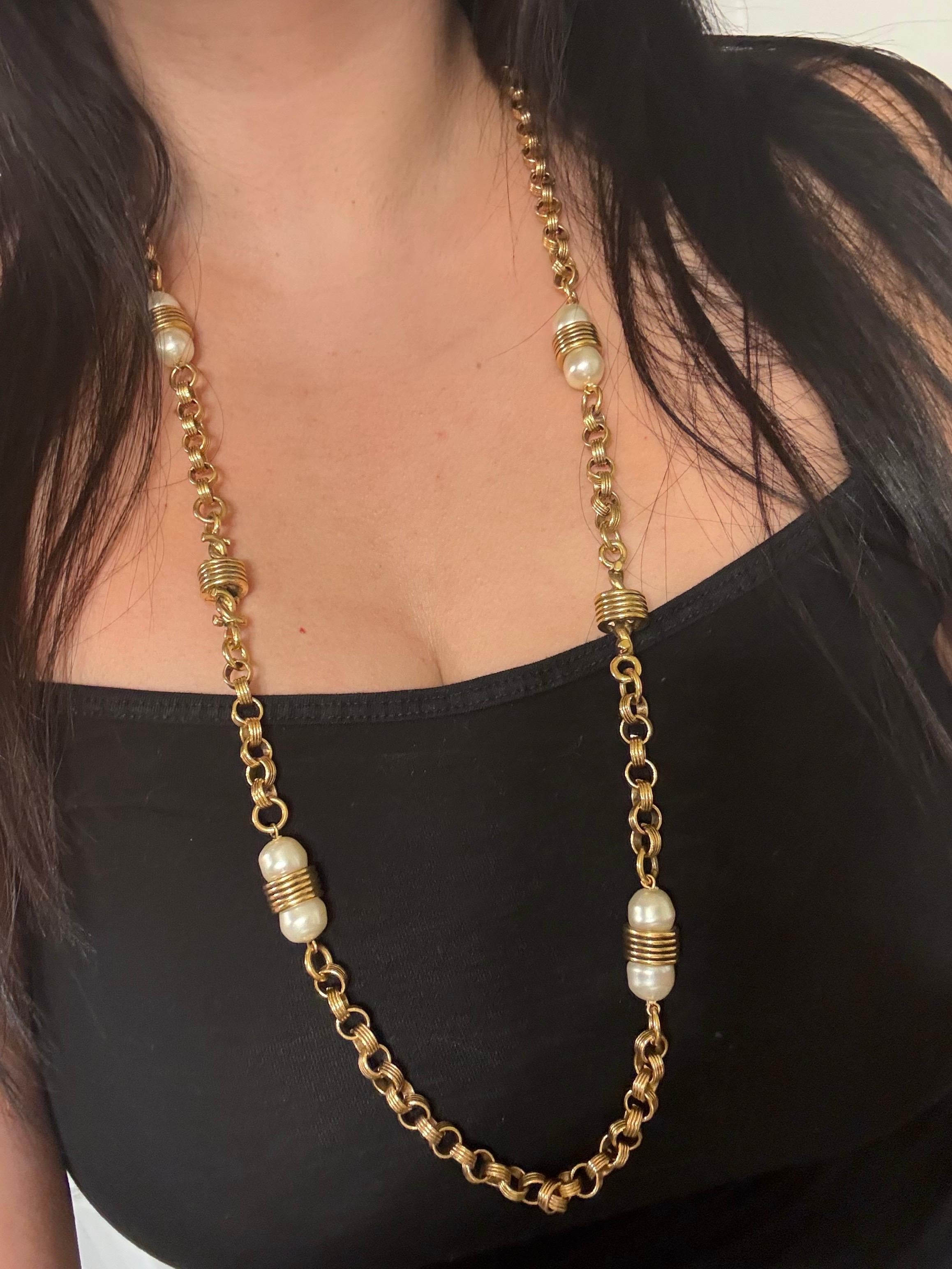 DÉTAILS :
Poinçon : CHANEL
Fabriqué en France
Collectional 26
Plaqué or
Le collier est en bon état et présente une usure minimale.
Dimensions approx. : chaîne de 32