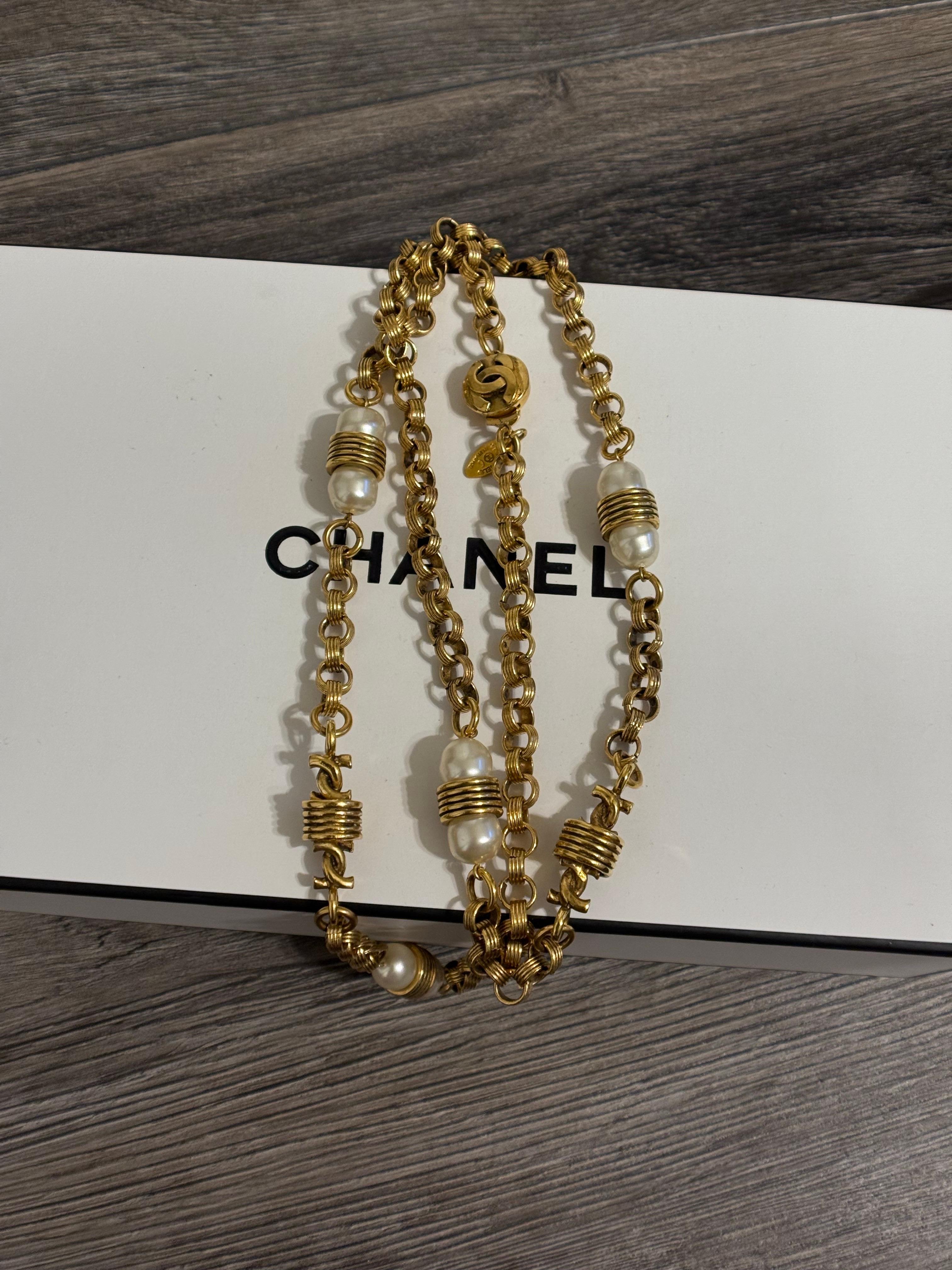 Chanel Vintage - Sautoir en fausses perles CC avec chaîne en or Bon état - En vente à Bellevue, WA