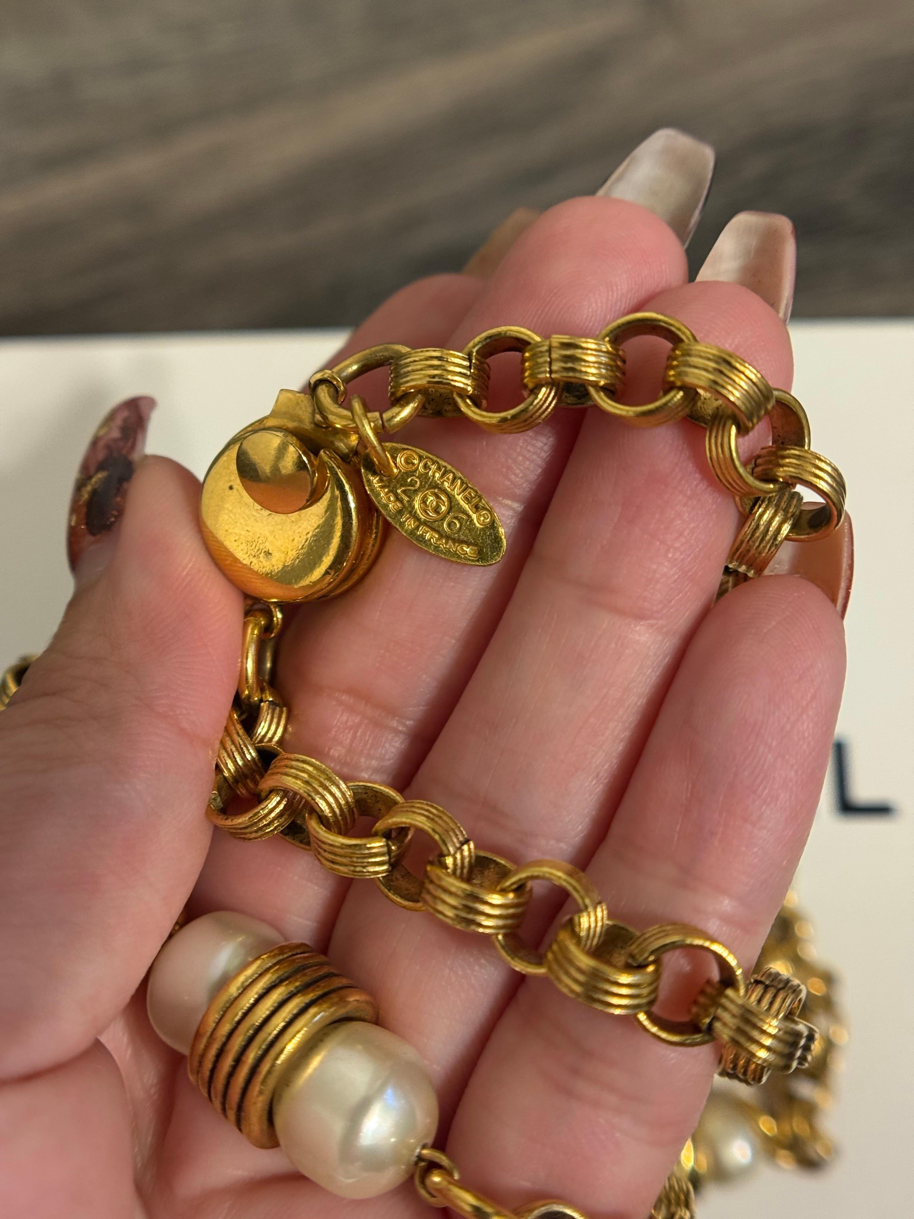 Chanel Vintage - Sautoir en fausses perles CC avec chaîne en or en vente 1
