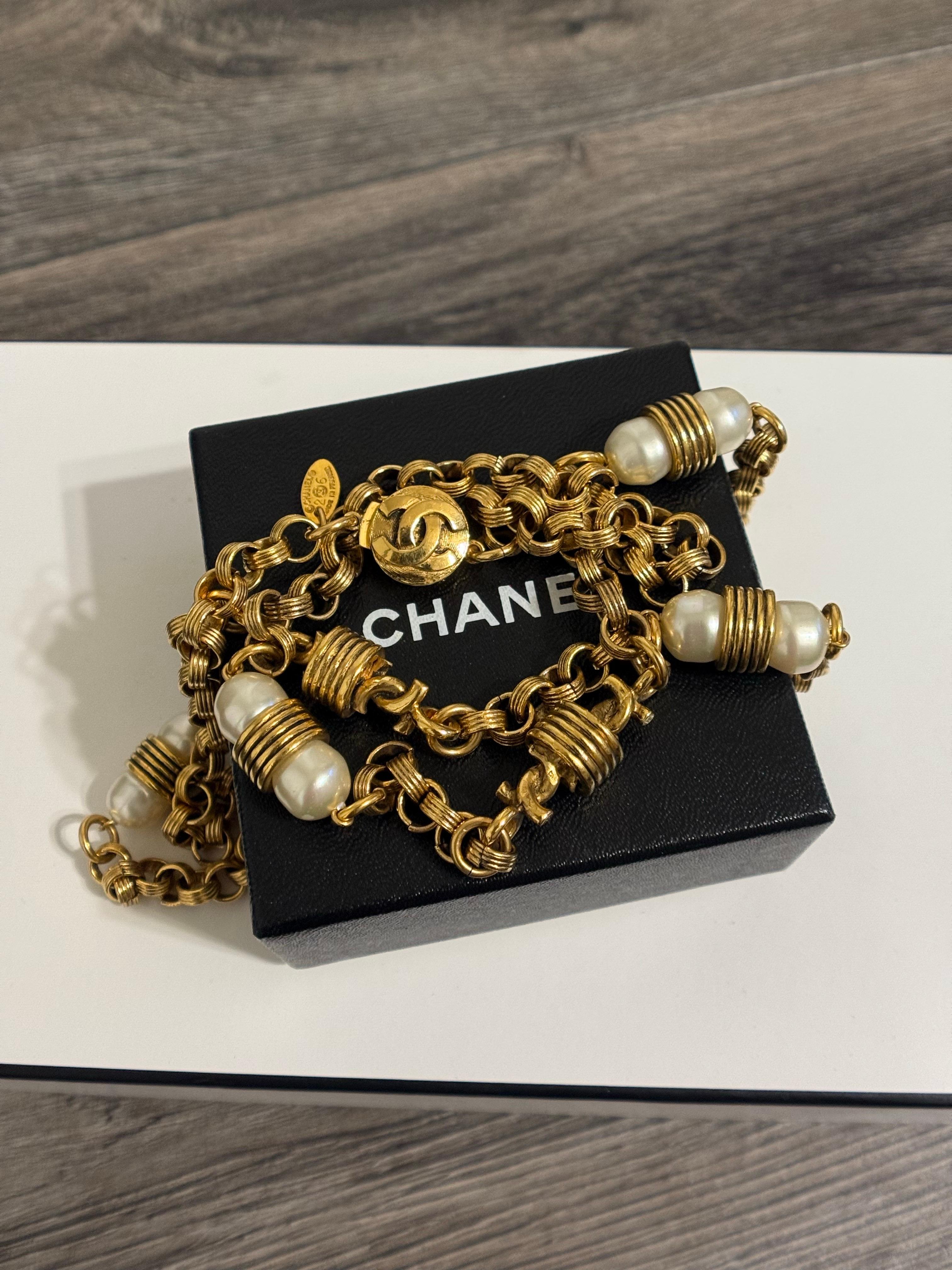 Chanel Vintage - Sautoir en fausses perles CC avec chaîne en or en vente 2