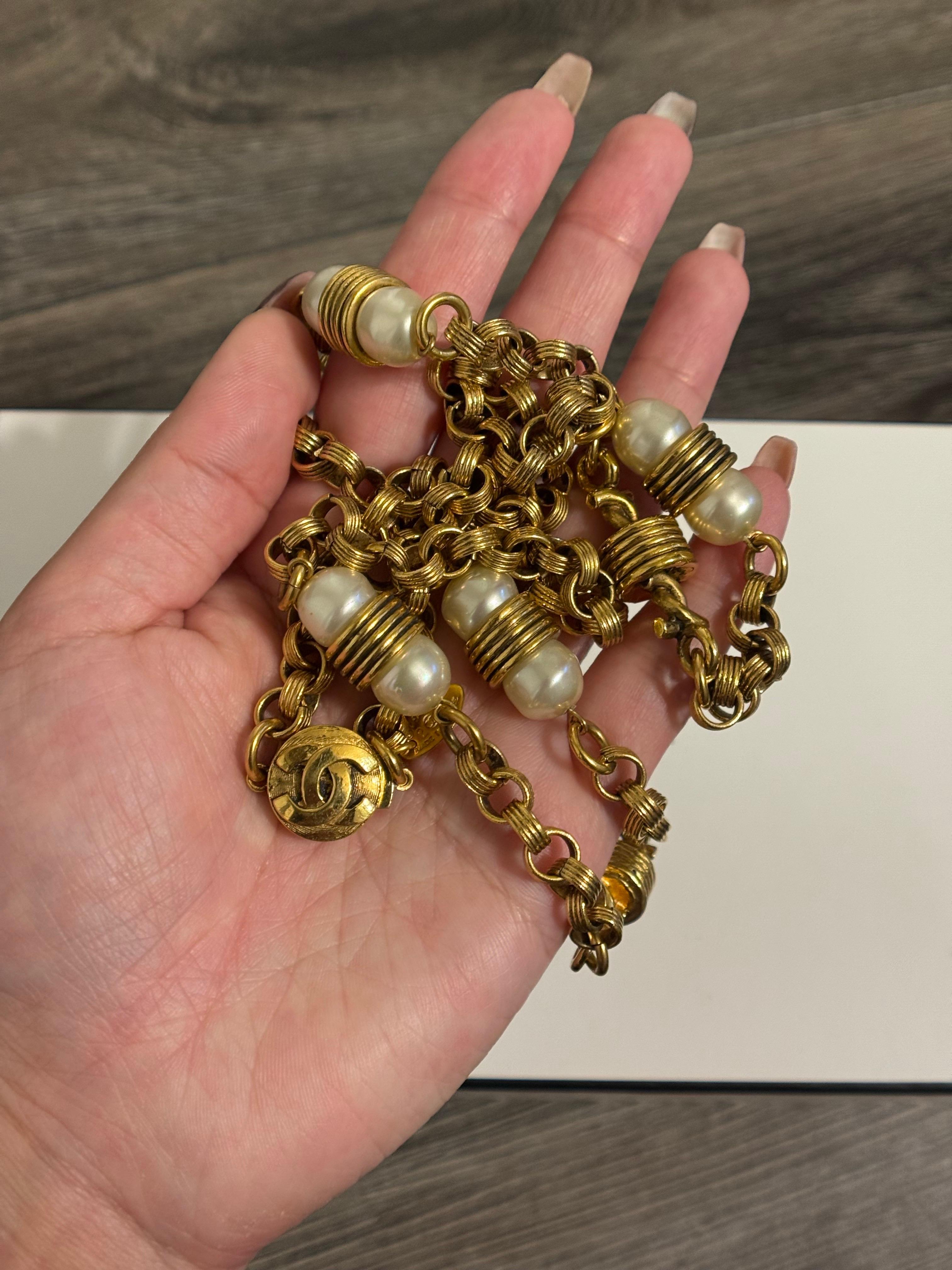 Chanel Vintage - Sautoir en fausses perles CC avec chaîne en or en vente 3