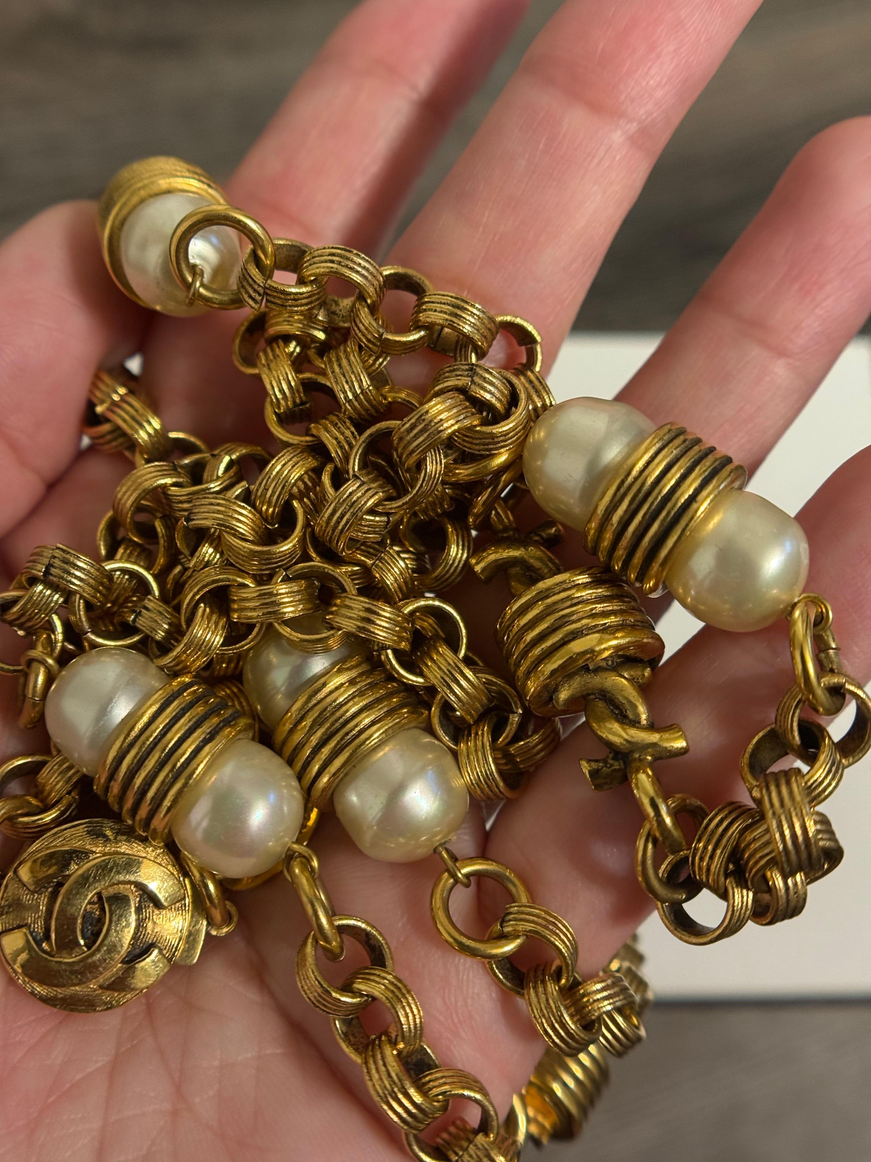 Chanel Vintage - Sautoir en fausses perles CC avec chaîne en or en vente 4