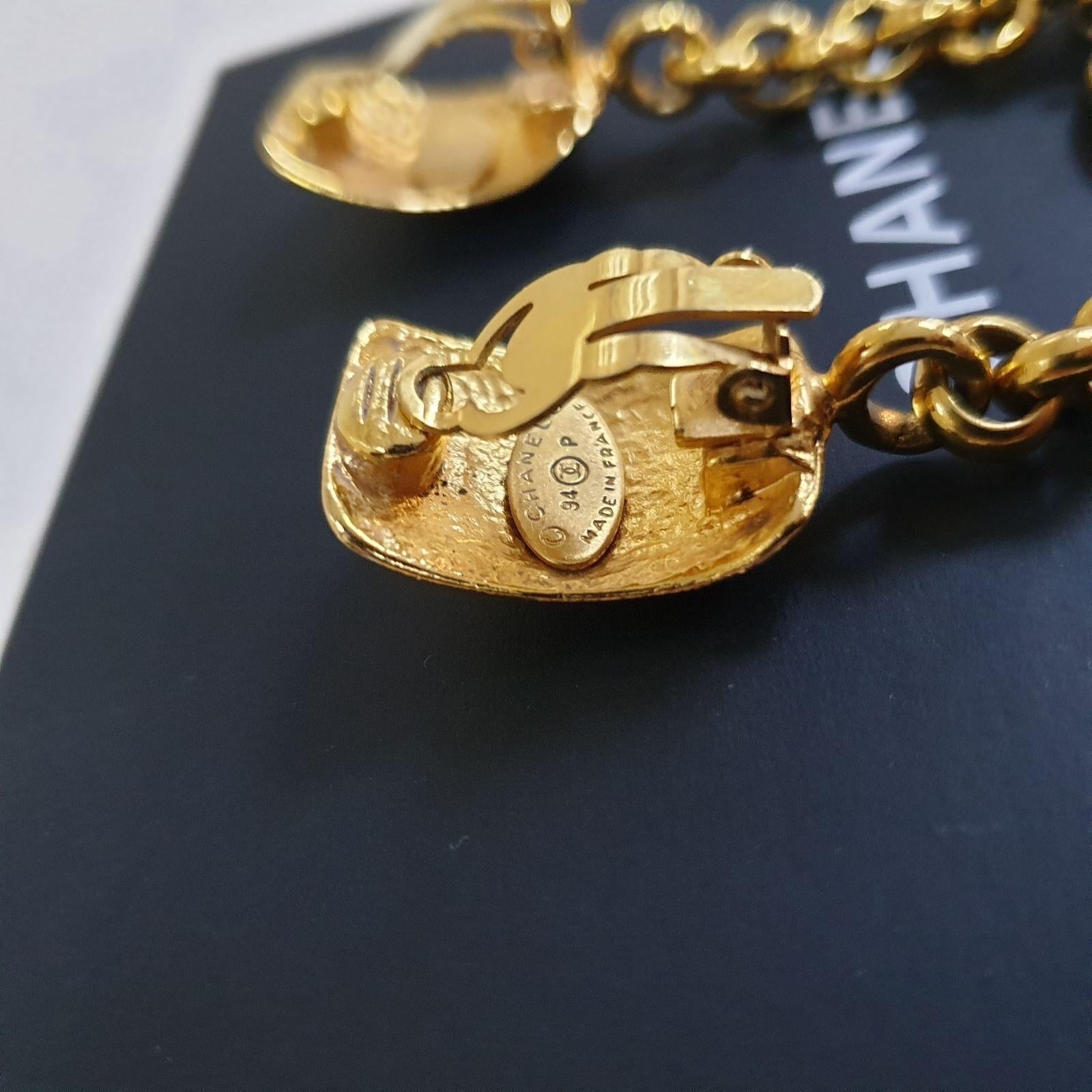 Chanel Vintage Gold CC Logo Clips Earrings


Condition:Excellent

Era: Vintage; 1990s (1994)

Dimensions: 1.5