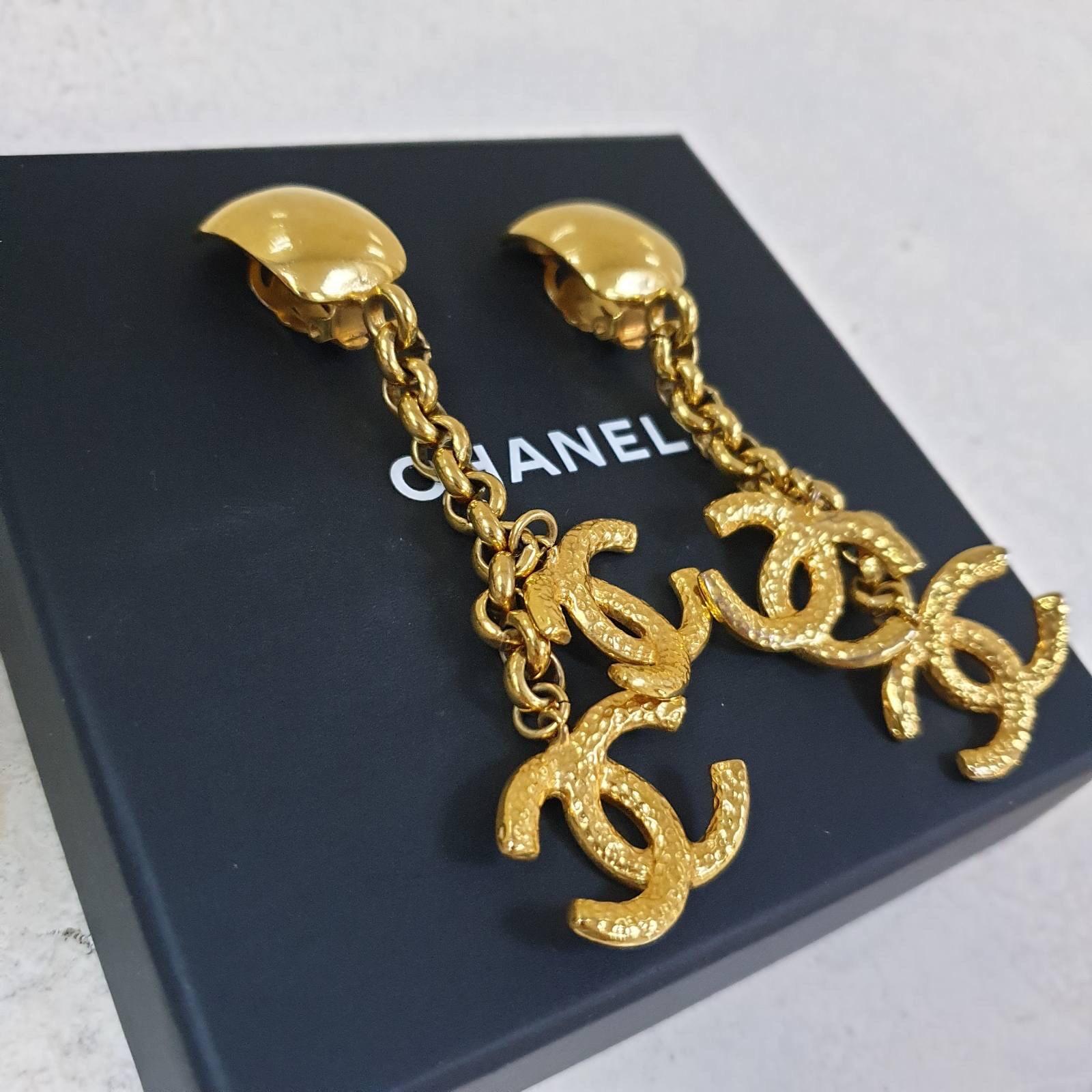 Chanel Vintage Gold Chain CC Logo  Clips Earrings In Good Condition In Krakow, PL