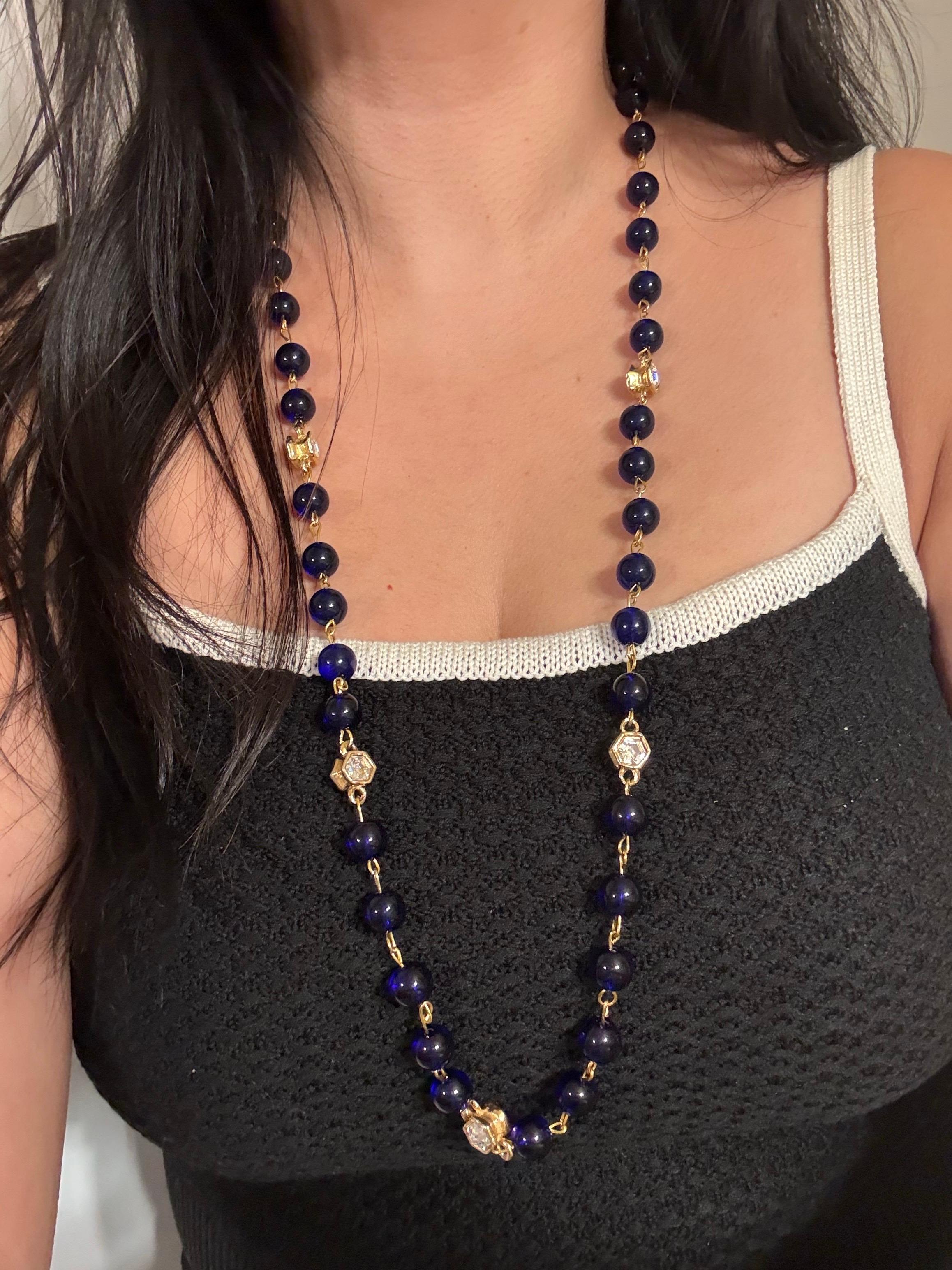 Chanel Vintage Collana lunga con catena d'oro e perline blu e cristallo In condizioni buone in vendita a Bellevue, WA
