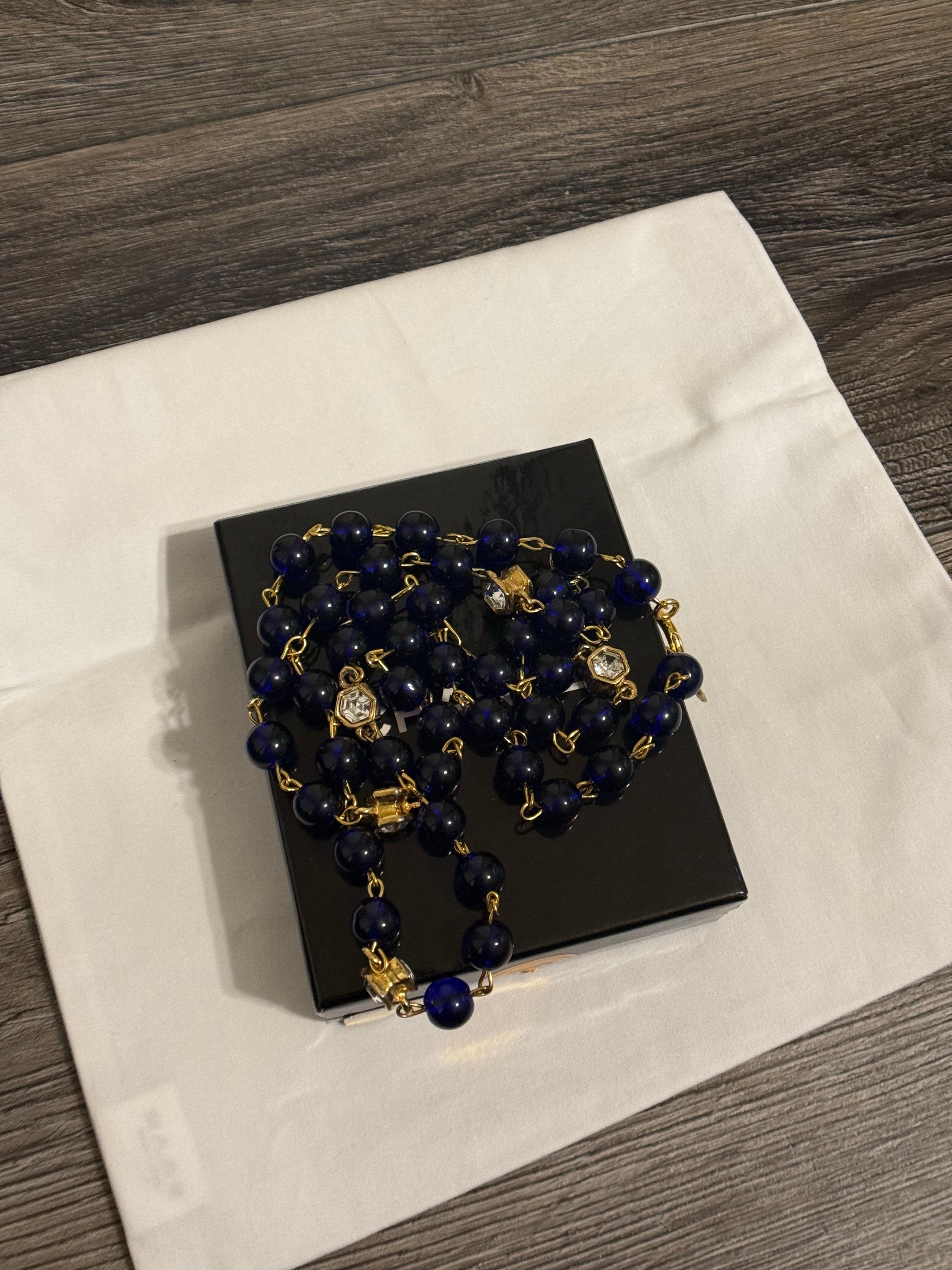 da uomo o donna Chanel Vintage Collana lunga con catena d'oro e perline blu e cristallo in vendita