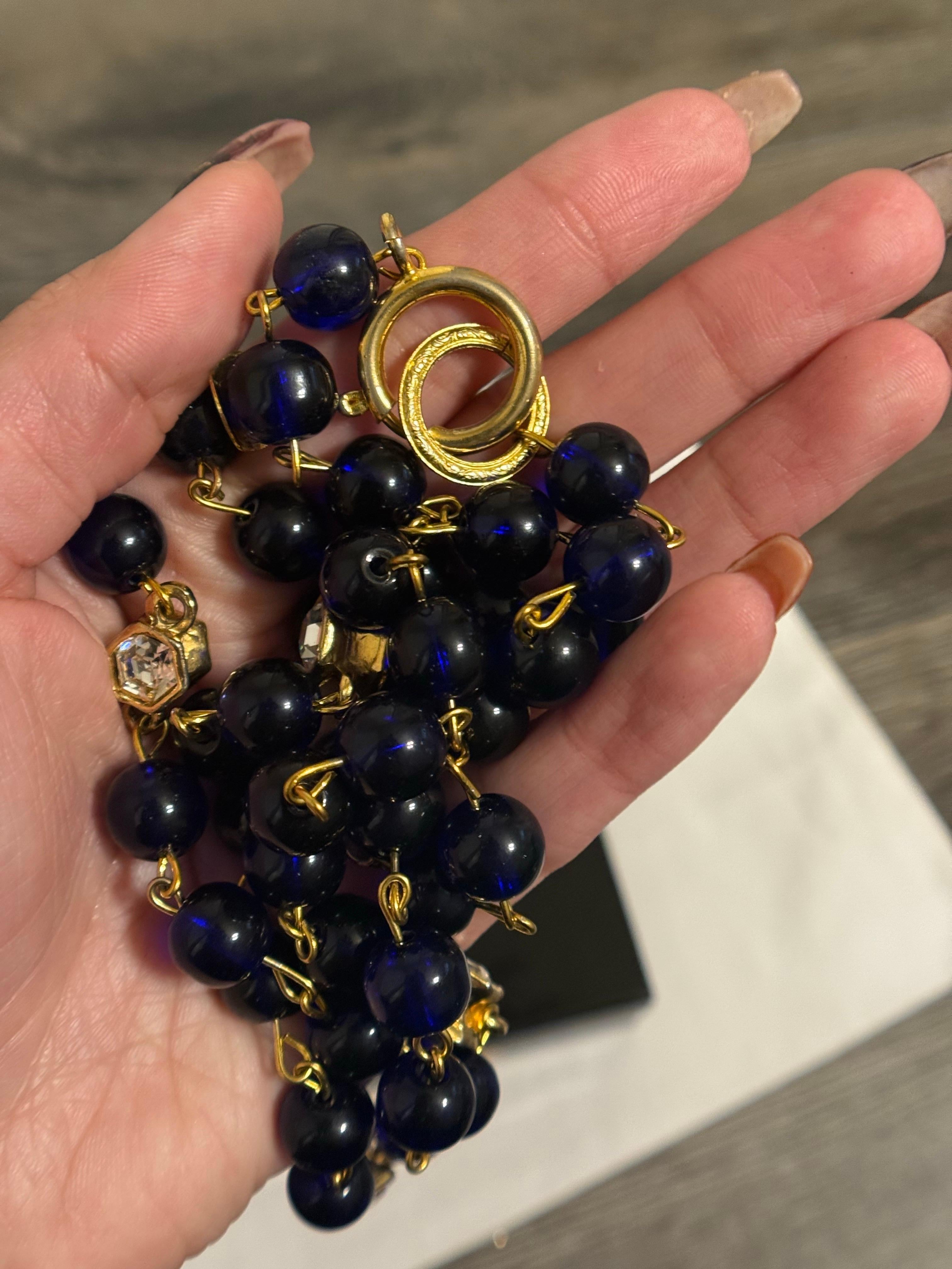 Chanel Vintage Collana lunga con catena d'oro e perline blu e cristallo in vendita 1