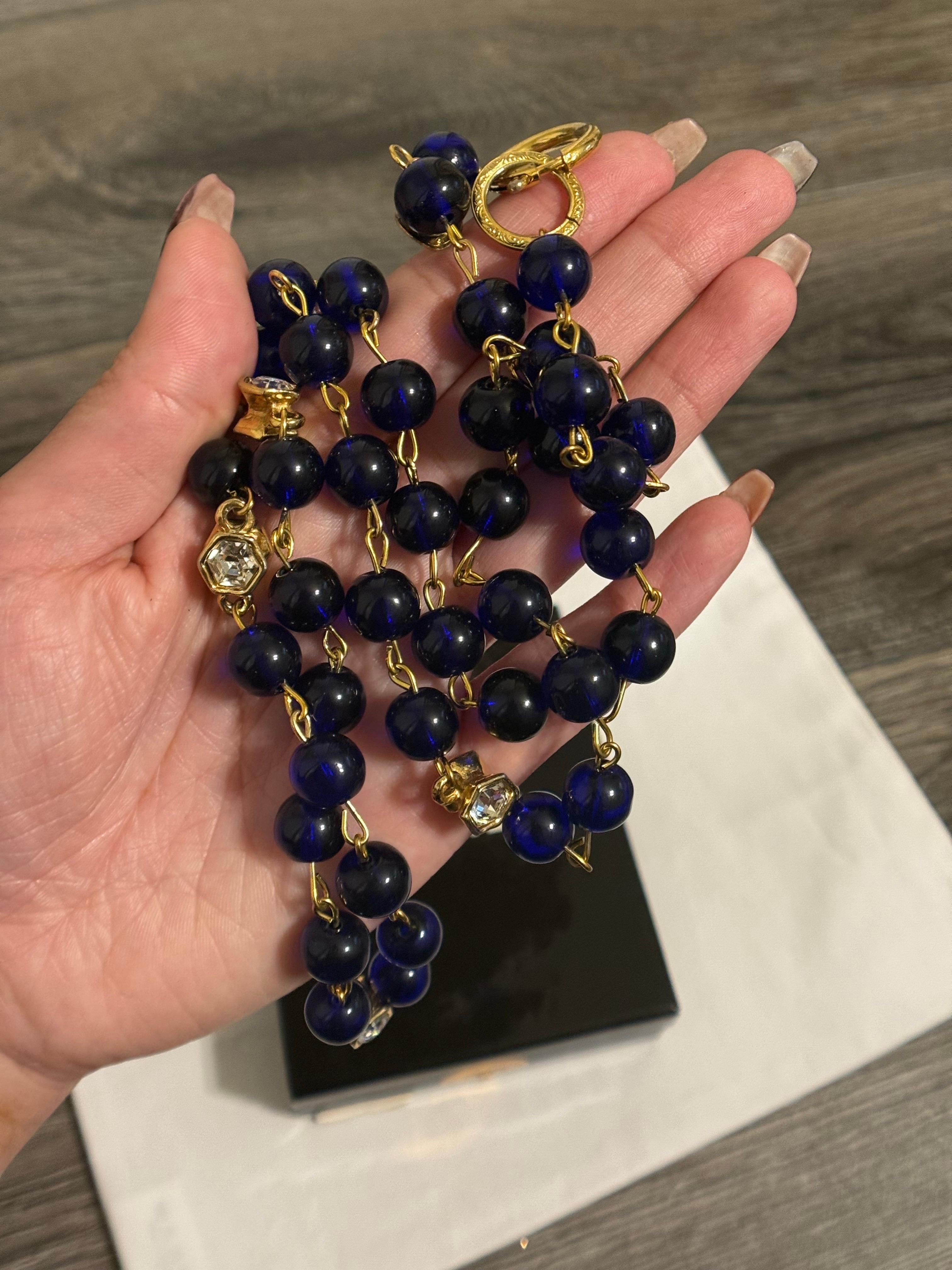 Chanel Vintage Collana lunga con catena d'oro e perline blu e cristallo in vendita 2