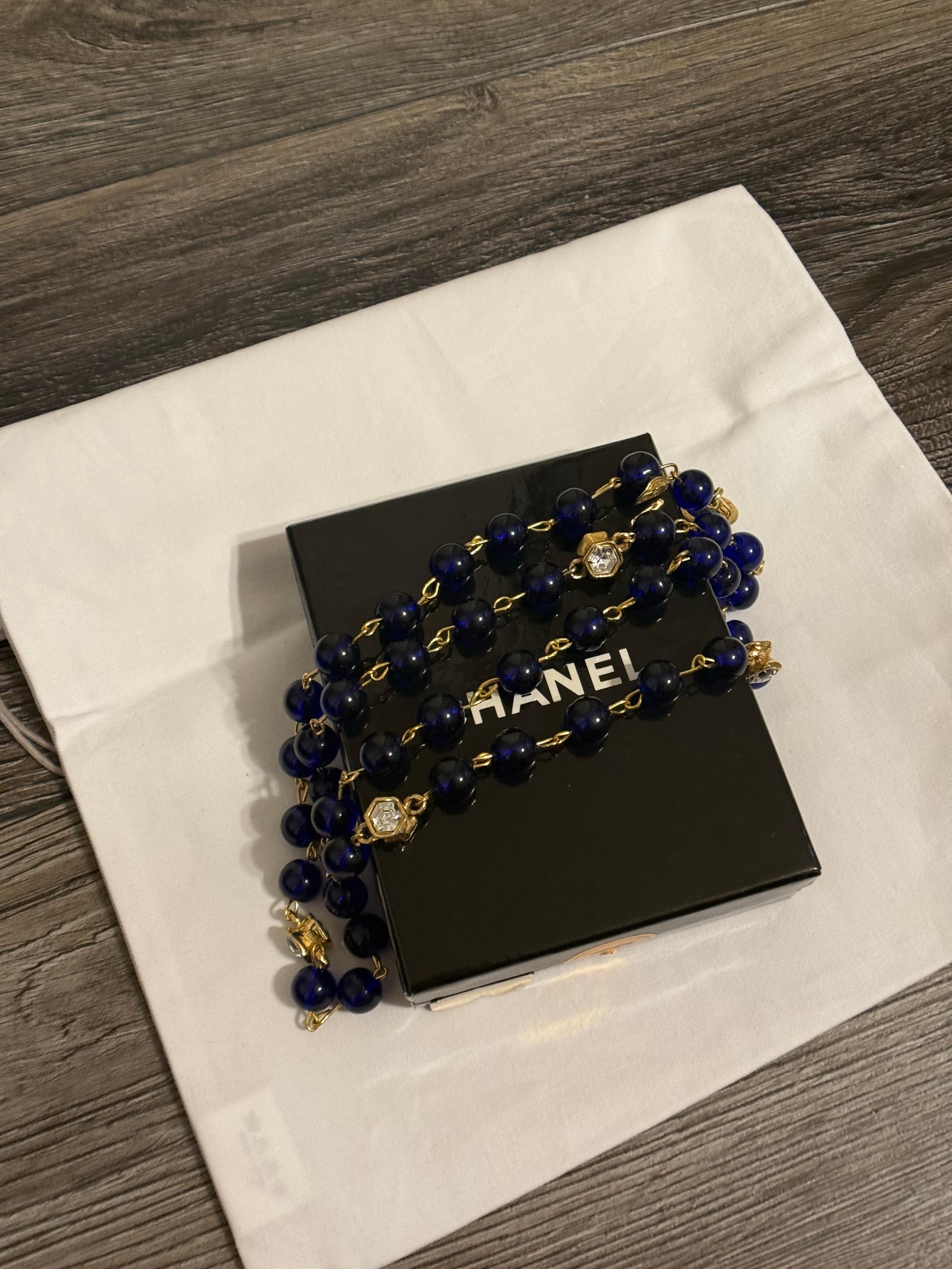 Chanel Vintage Collana lunga con catena d'oro e perline blu e cristallo in vendita 3
