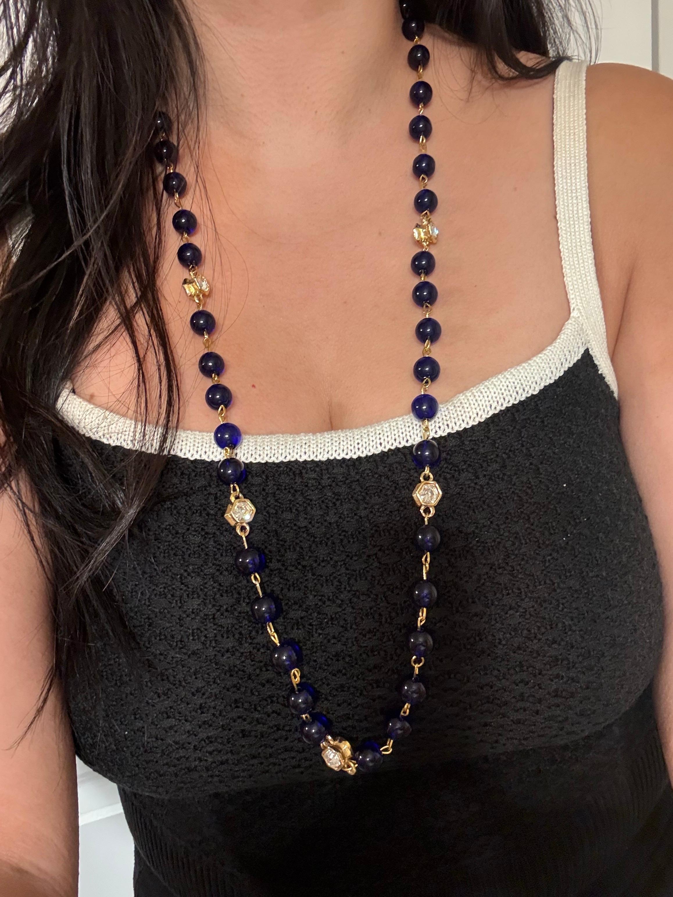Chanel Vintage Collana lunga con catena d'oro e perline blu e cristallo in vendita 4