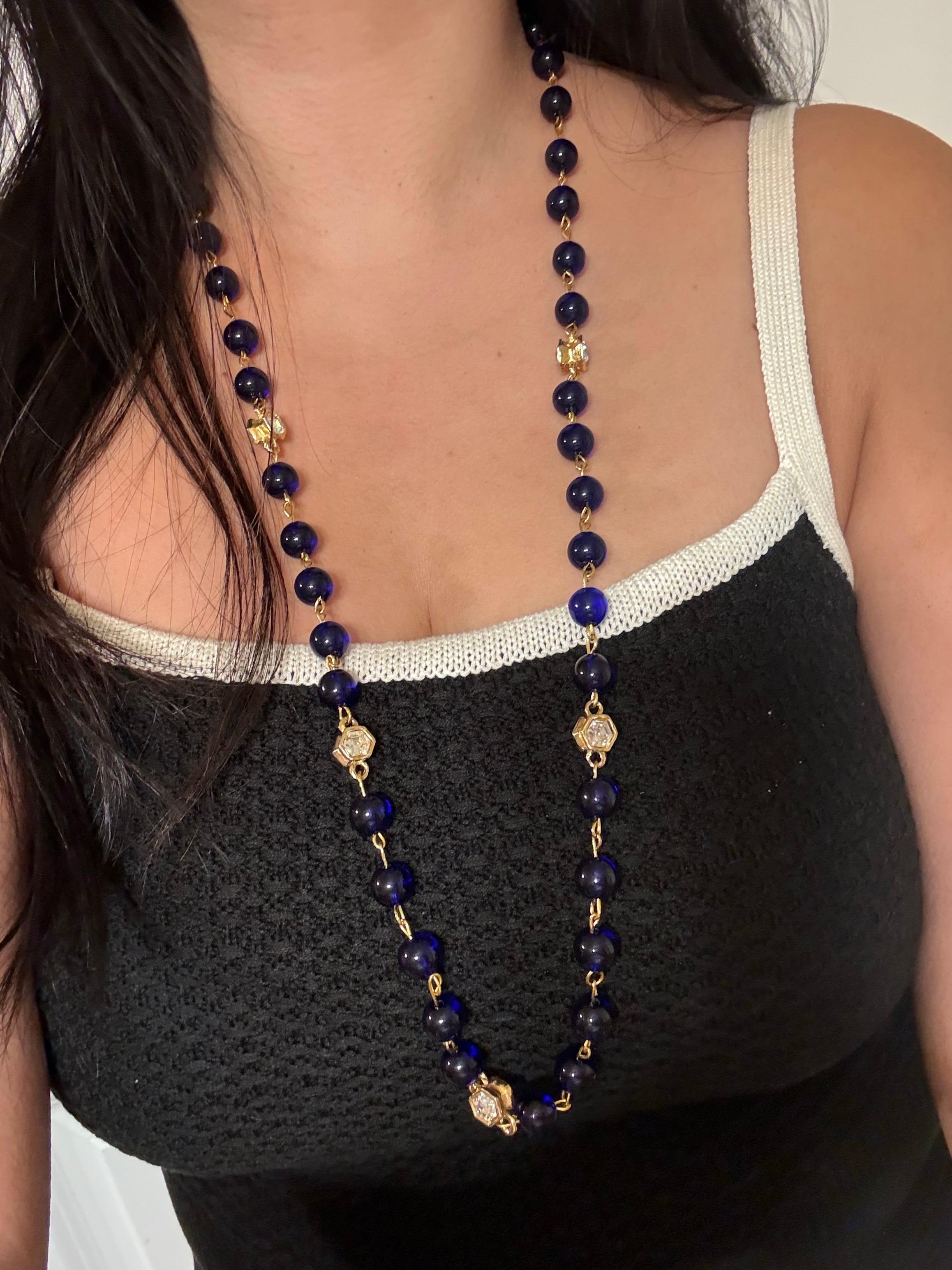 Chanel Vintage Collana lunga con catena d'oro e perline blu e cristallo in vendita 5