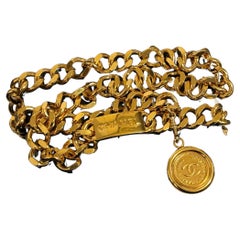 Collana/cintura Chanel vintage con piastrina d'oro e moneta CC