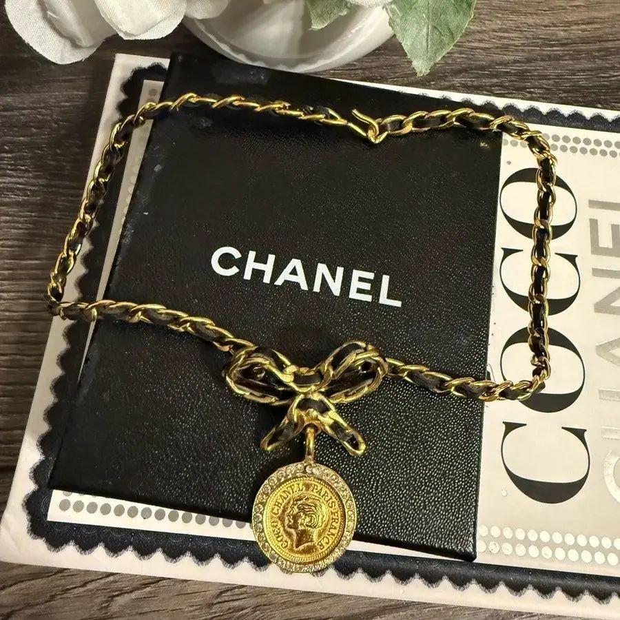 Collana Chanel Vintage con catena d'oro, pelle e fiocco di cristallo in vendita 6