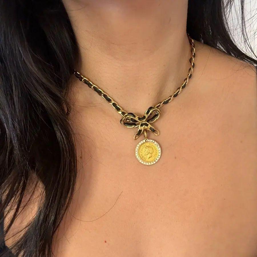Collana Chanel Vintage con catena d'oro, pelle e fiocco di cristallo in vendita 7