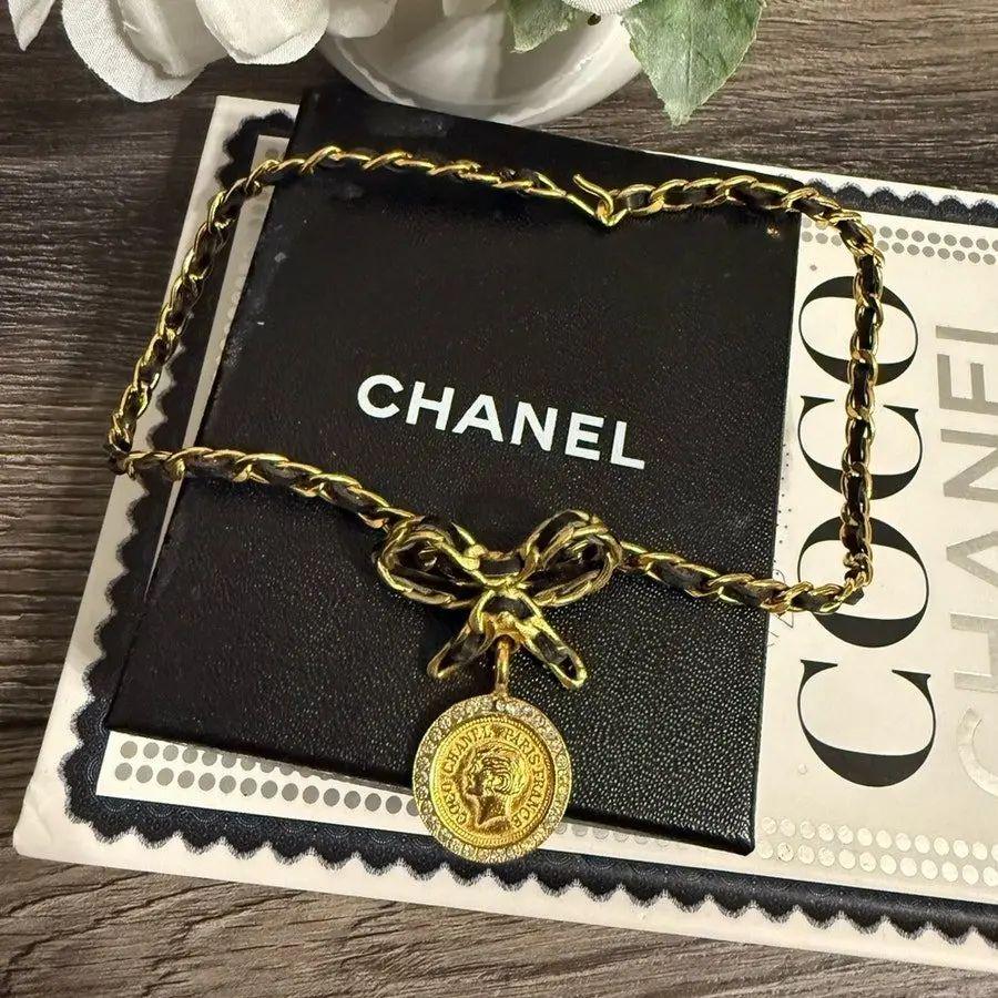 DETTAGLI:
Marchio di garanzia: CHANEL
Prodotto in Francia
Collezione 1996
Placcato oro
La collana è in buone condizioni e presenta un'usura minima.
Misure circa: 15.5 pollici di lunghezza
Viene fornito con scatola

INFORMAZIONI IMPORTANTI:
Questo