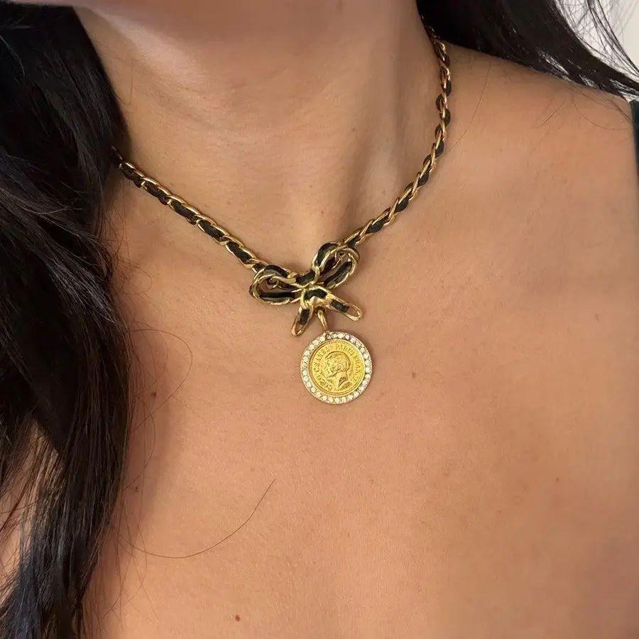 Collana Chanel Vintage con catena d'oro, pelle e fiocco di cristallo In condizioni buone in vendita a Bellevue, WA