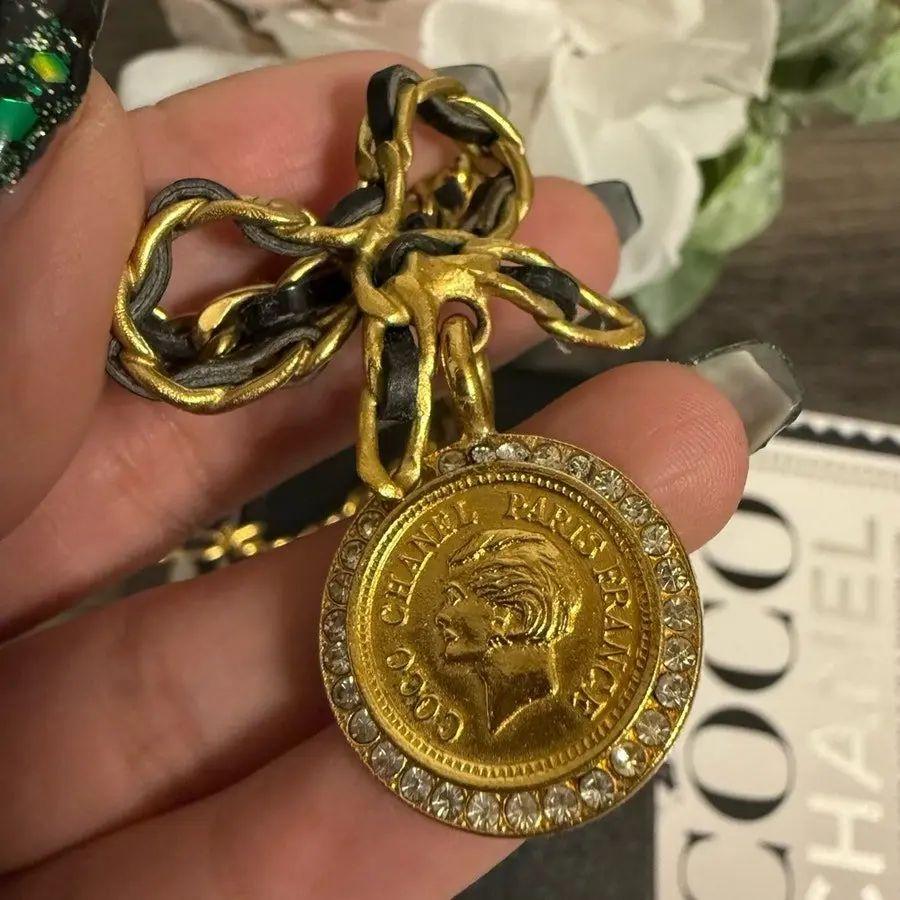 da uomo o donna Collana Chanel Vintage con catena d'oro, pelle e fiocco di cristallo in vendita