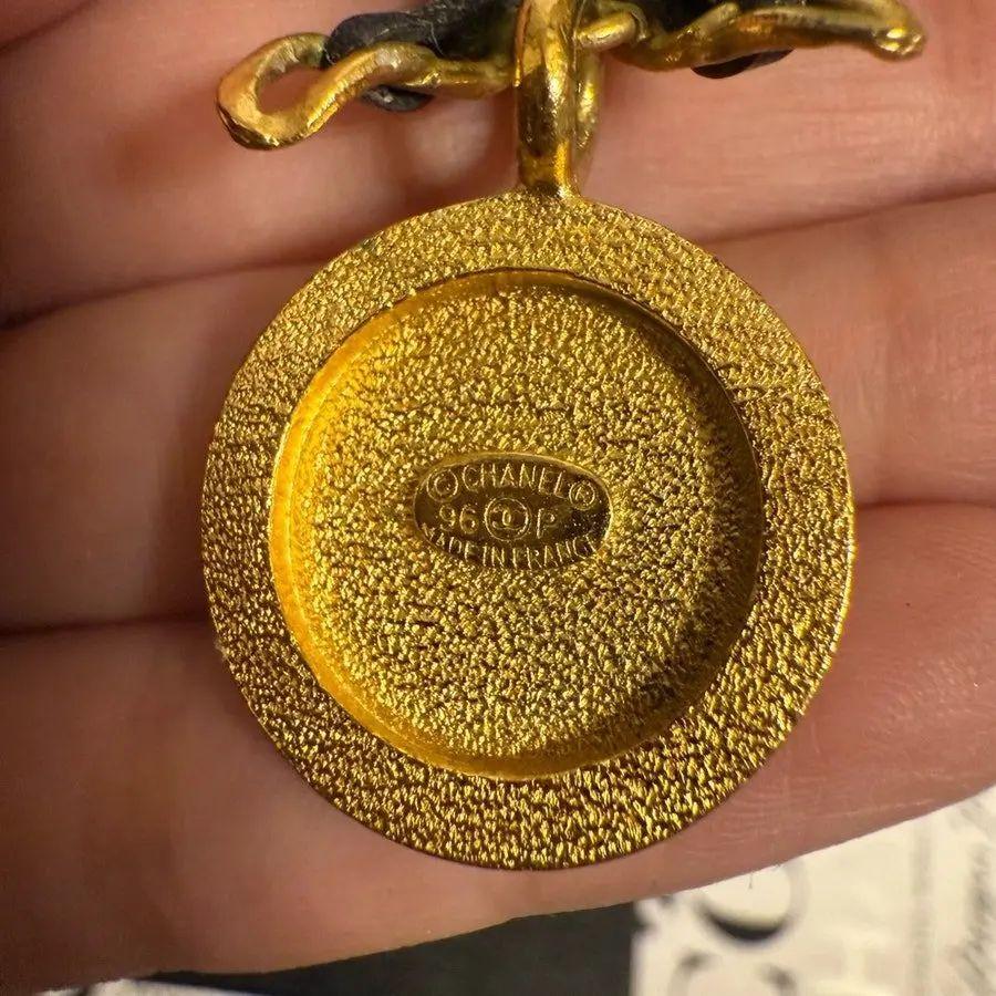 Collana Chanel Vintage con catena d'oro, pelle e fiocco di cristallo in vendita 1