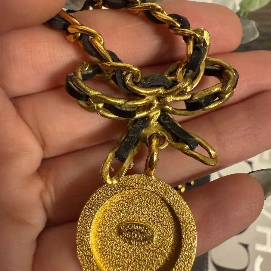 Collana Chanel Vintage con catena d'oro, pelle e fiocco di cristallo in vendita 2