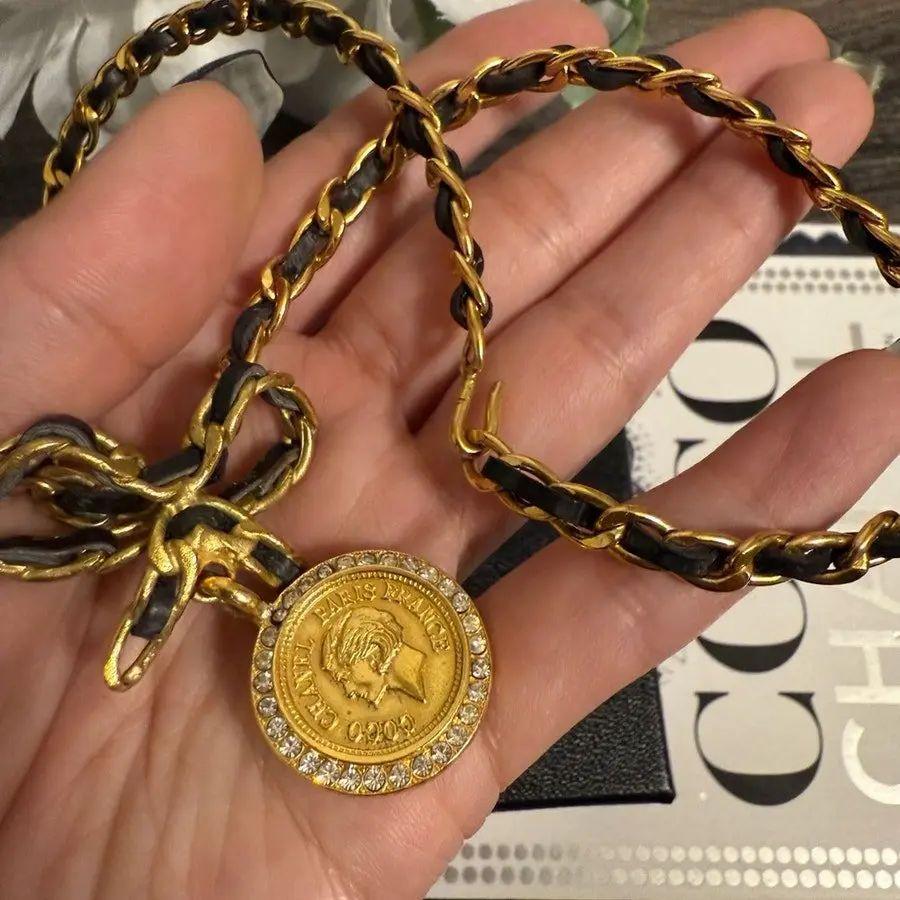 Collana Chanel Vintage con catena d'oro, pelle e fiocco di cristallo in vendita 3