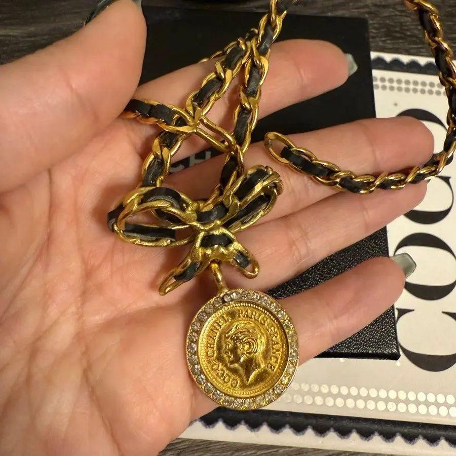 Collana Chanel Vintage con catena d'oro, pelle e fiocco di cristallo in vendita 4