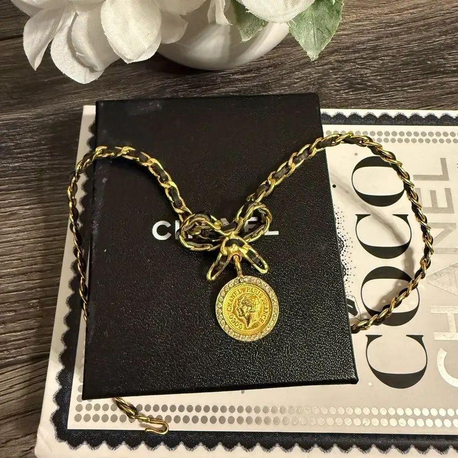 Collana Chanel Vintage con catena d'oro, pelle e fiocco di cristallo in vendita 5