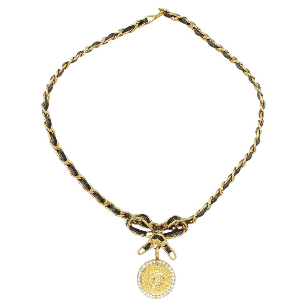 Collana Chanel Vintage con catena d'oro, pelle e fiocco di cristallo