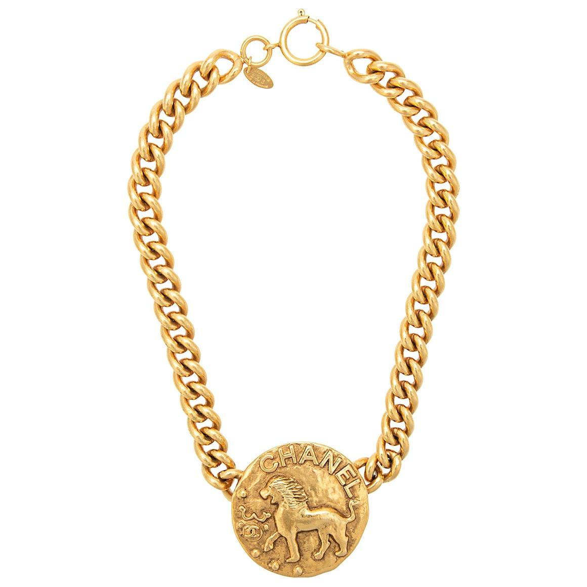 Chanel Vintage Gold Chain Link Lion Pendant Charm Medallion Choker