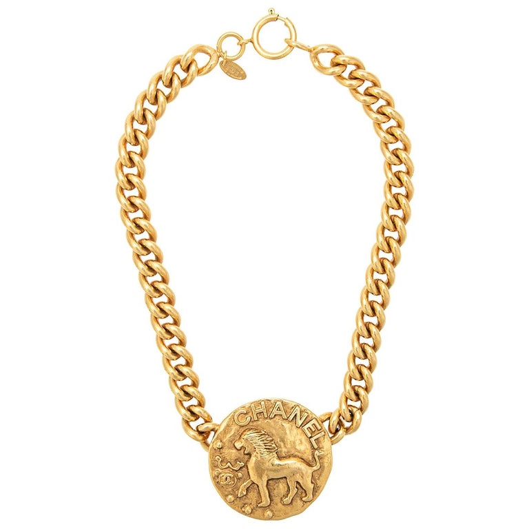 Chanel Vintage Gold Chain Link Lion Pendant Charm Medallion Choker Necklace