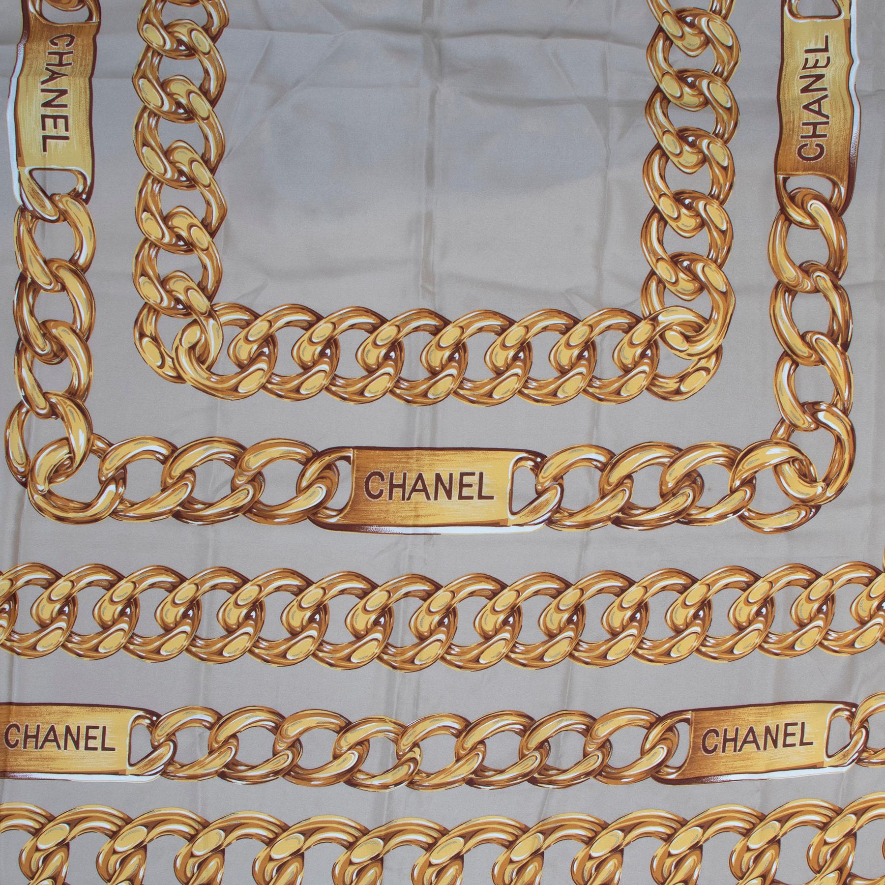 Chanel Vintage Gold Chain Medaillon XL Silk Scarf

A scarf just big enough to give your outfit an elegant look. Wear it for example over your shoulders like a cardigan! 

This Chanel 31 Rue Cambon Paris scarf is made of 100% silk and beautifully