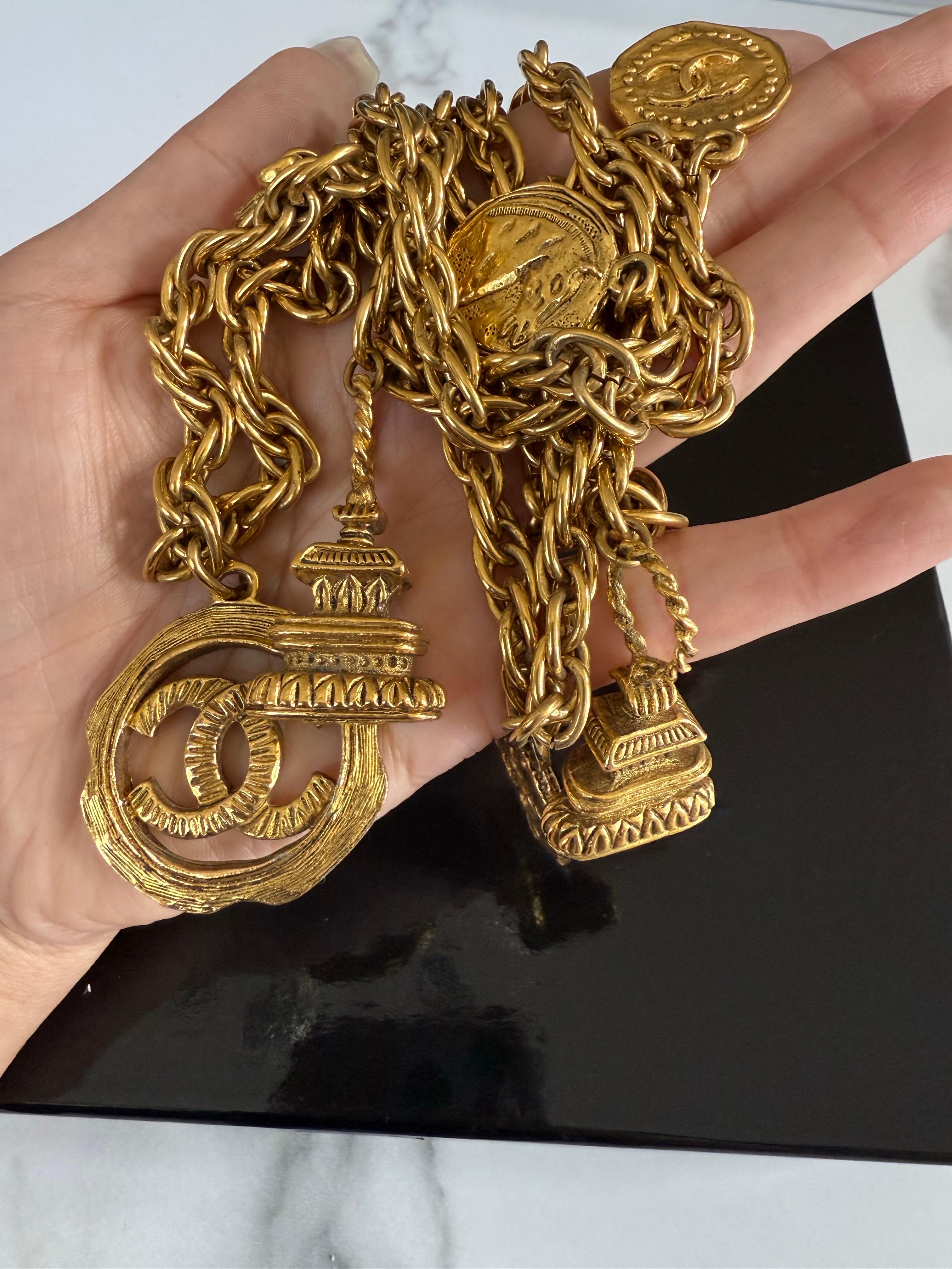 CHANEL Collar vintage de cadena dorada con varios logos, años 70/80 en Bueno estado para la venta en Bellevue, WA