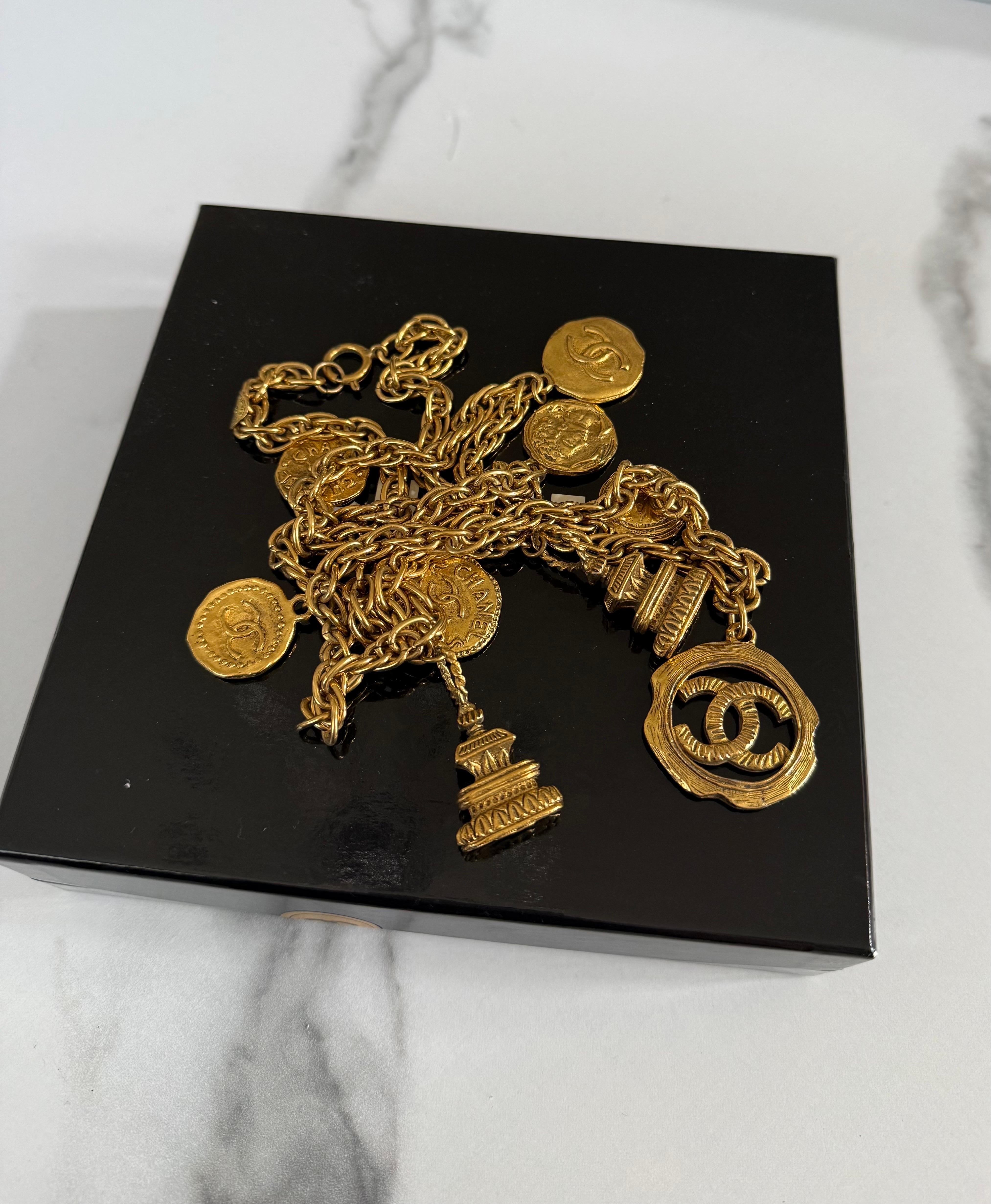 Femenino o masculino CHANEL Collar vintage de cadena dorada con varios logos, años 70/80 en venta