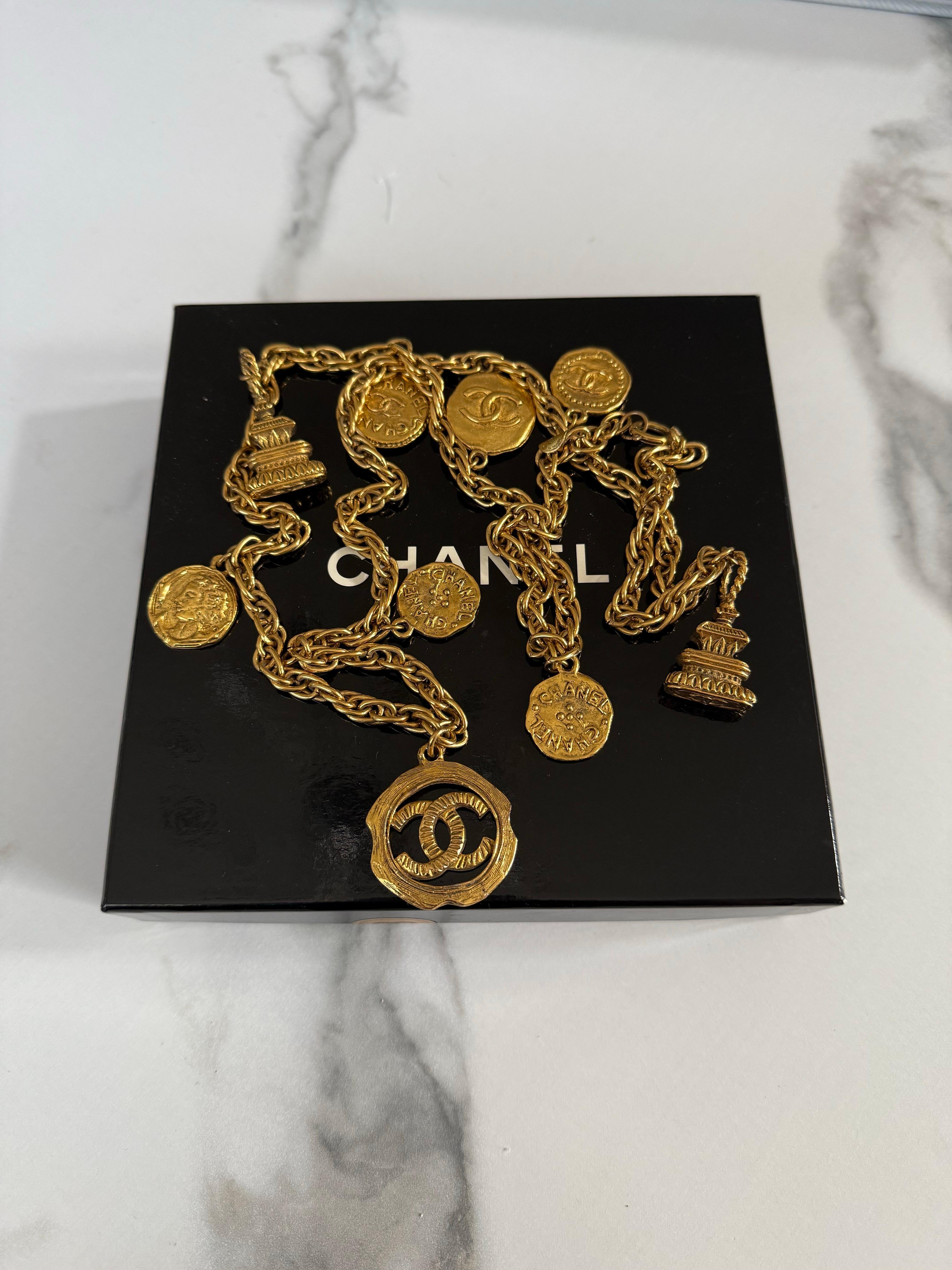 CHANEL Collar vintage de cadena dorada con varios logos, años 70/80 en venta 2